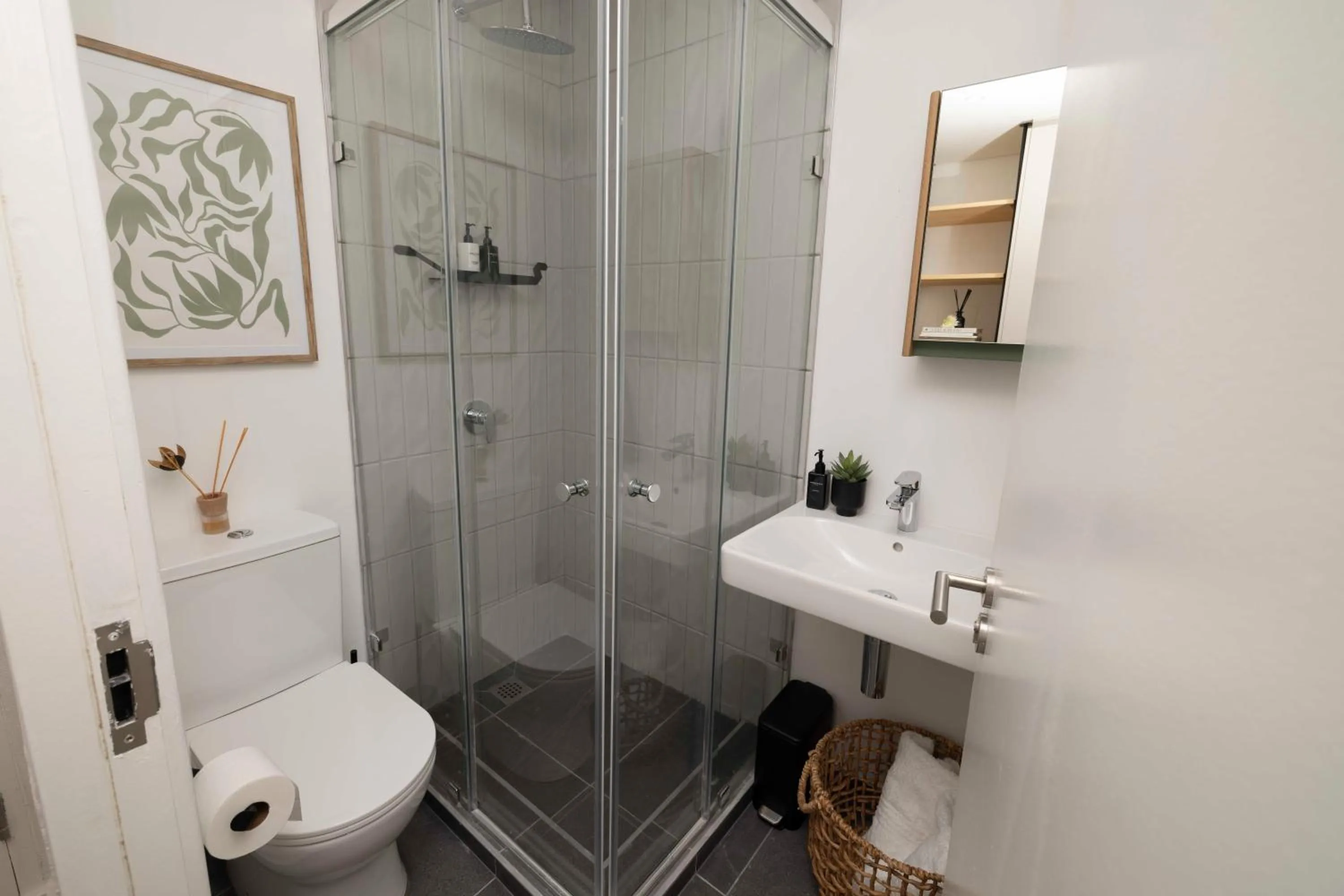 Shower in EIGHTY2 ON M - Fluent Serviced Apartments