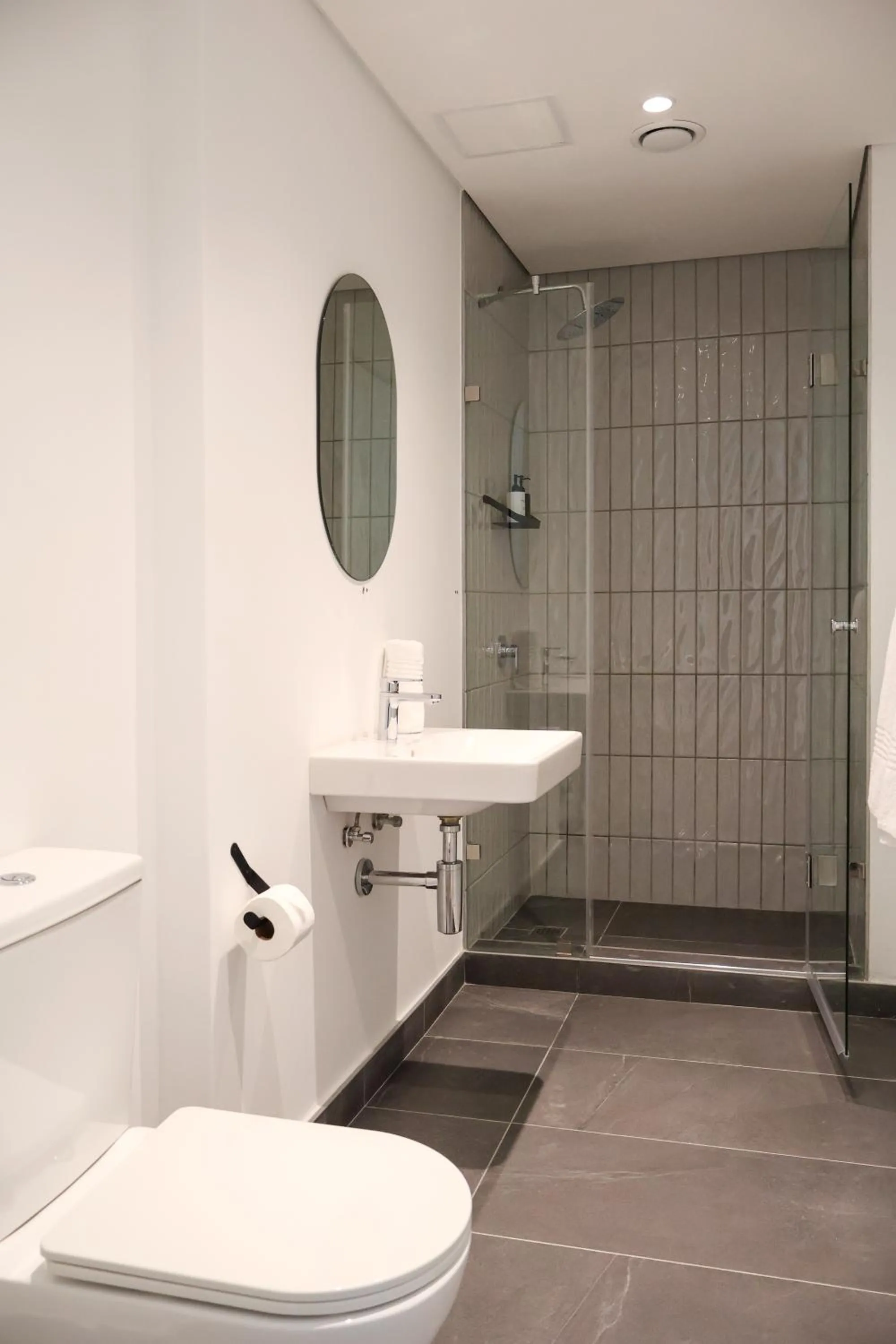 Shower in EIGHTY2 ON M - Fluent Serviced Apartments