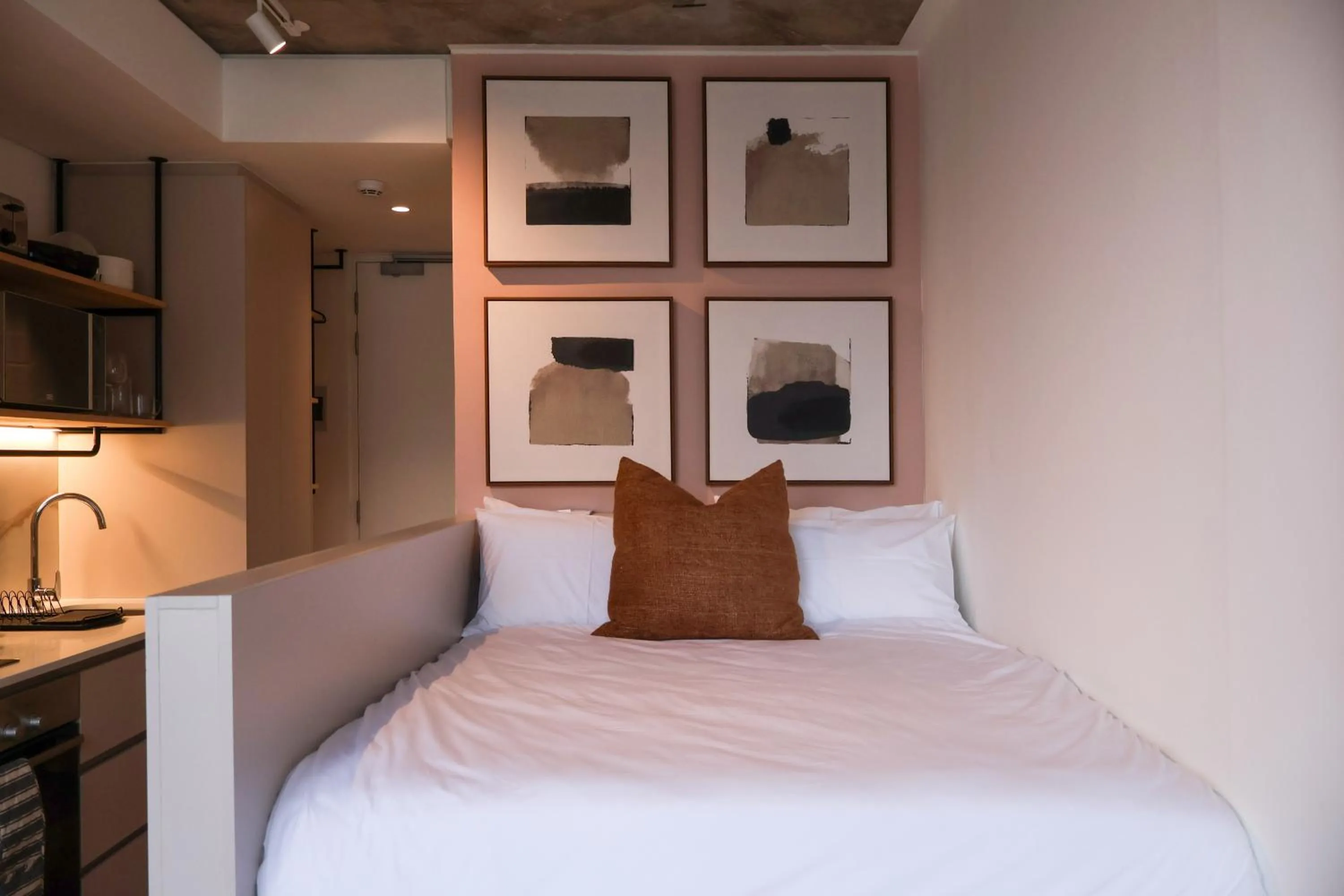 Bed in EIGHTY2 ON M - Fluent Serviced Apartments