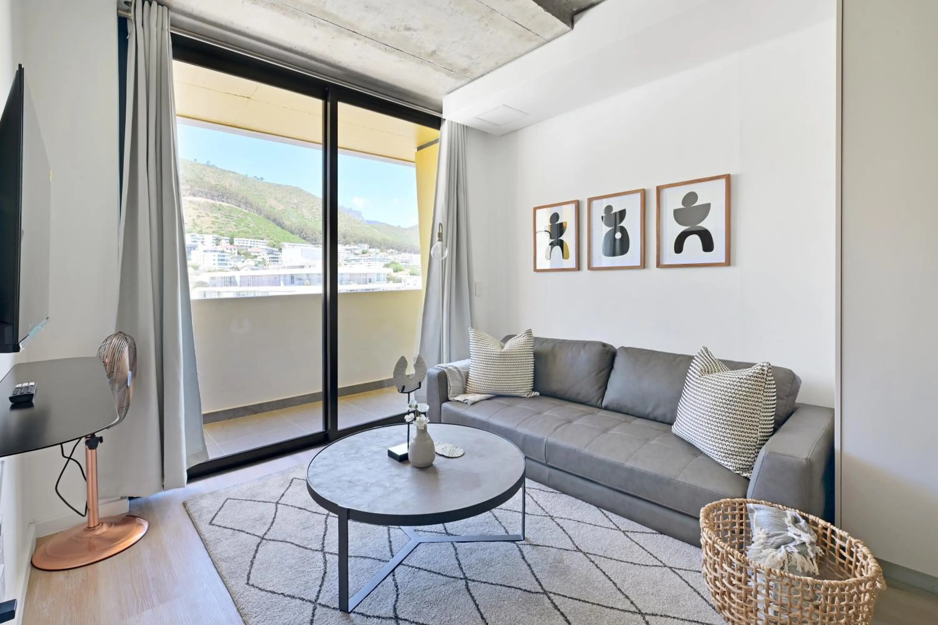 TV and multimedia in EIGHTY2 ON M - Fluent Serviced Apartments