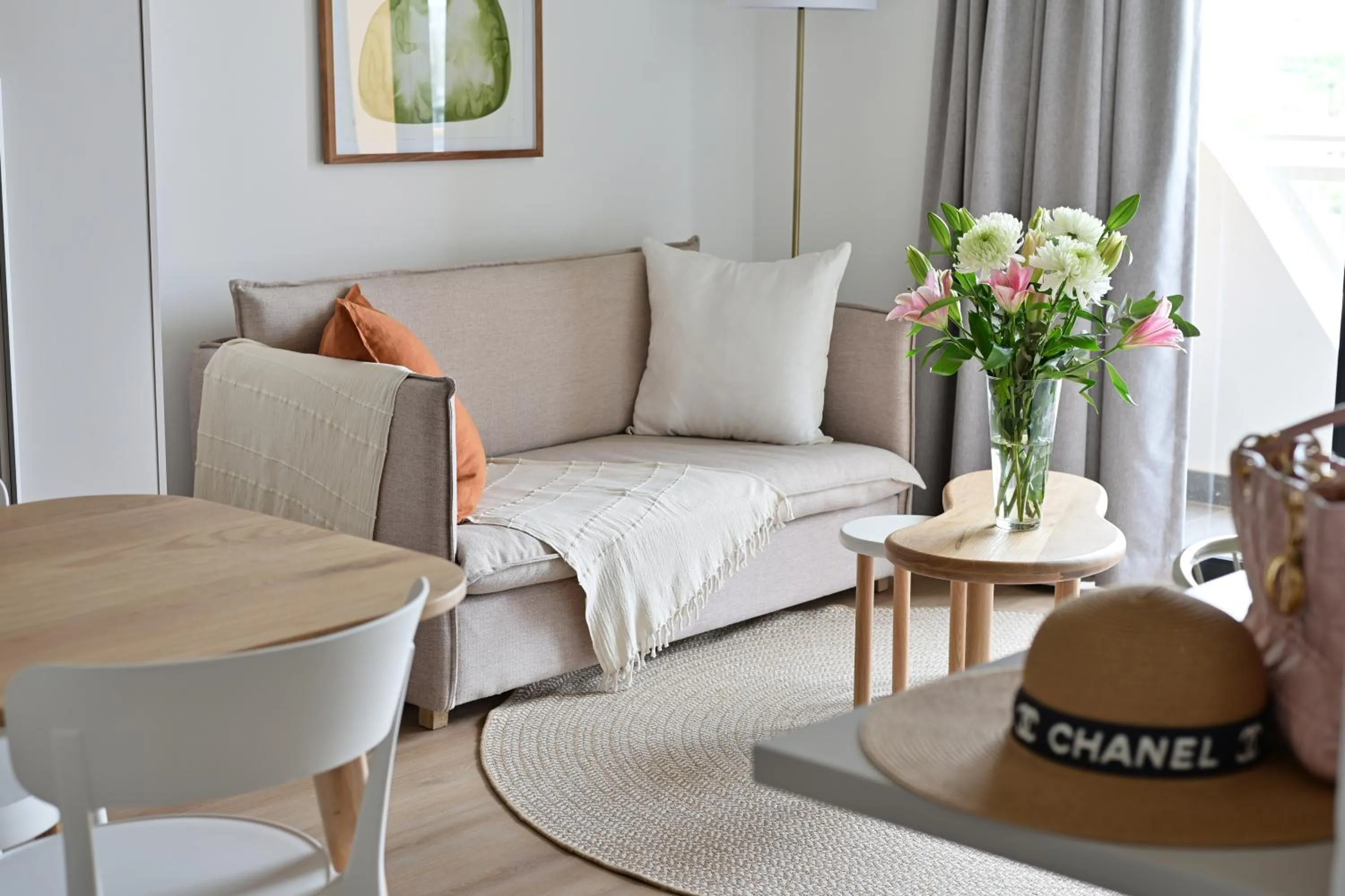 Living room, Bed in EIGHTY2 ON M - Fluent Serviced Apartments