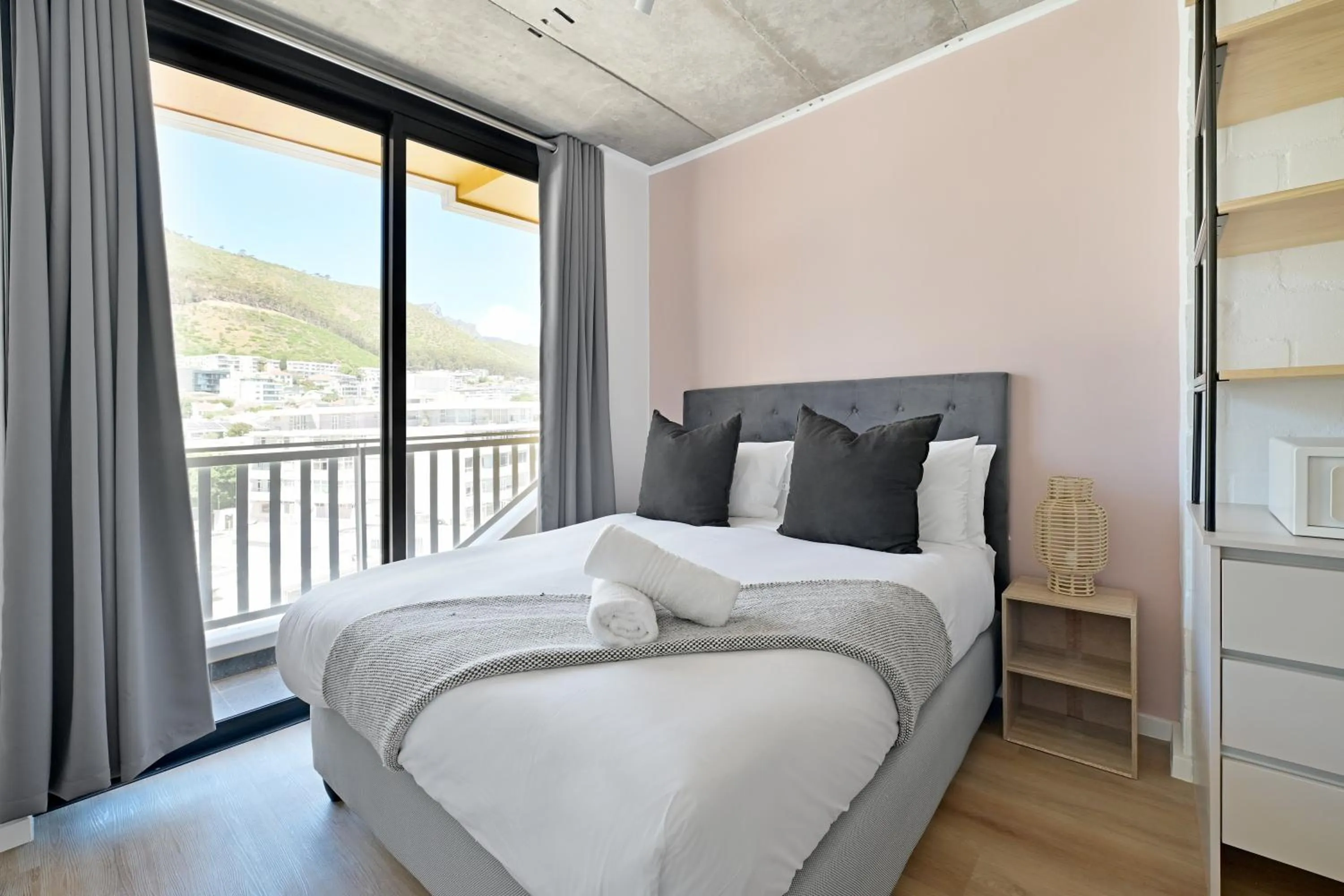 Bed in EIGHTY2 ON M - Fluent Serviced Apartments