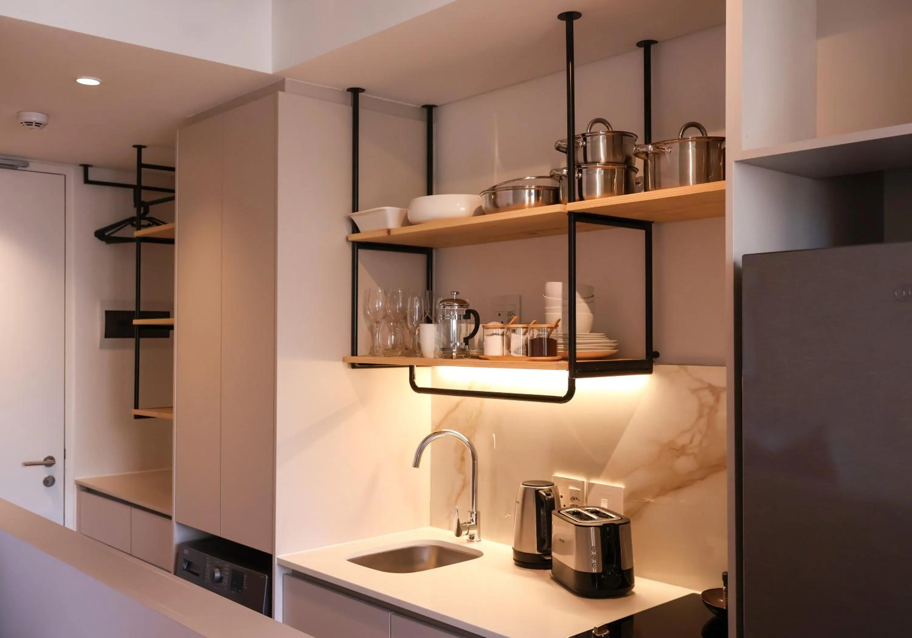 Coffee/tea facilities in EIGHTY2 ON M - Fluent Serviced Apartments
