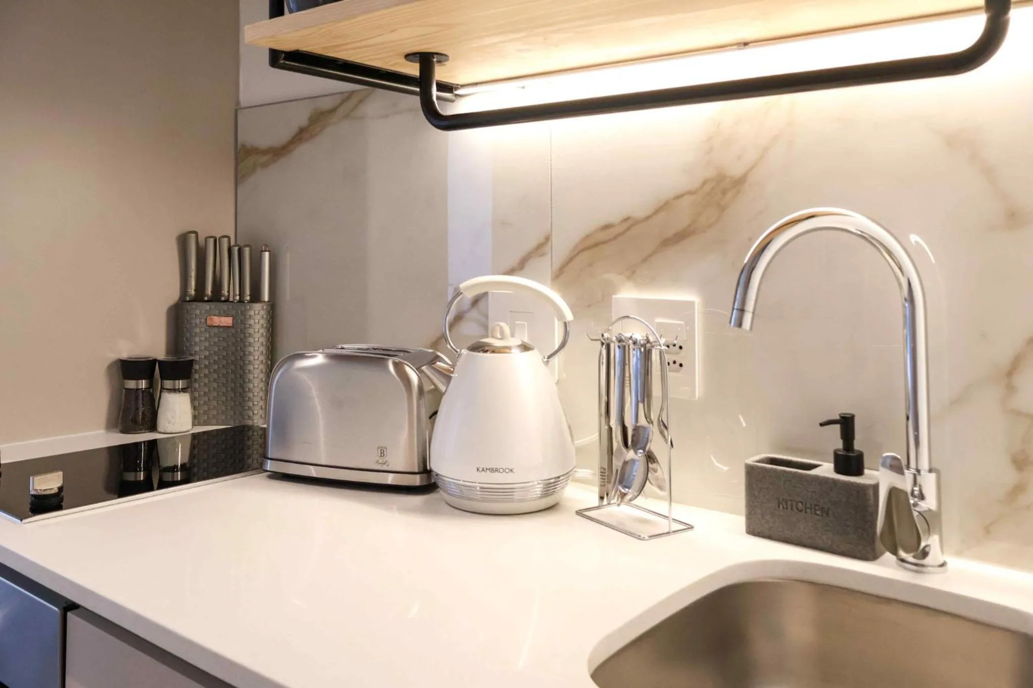 Kitchen or kitchenette in EIGHTY2 ON M - Fluent Serviced Apartments