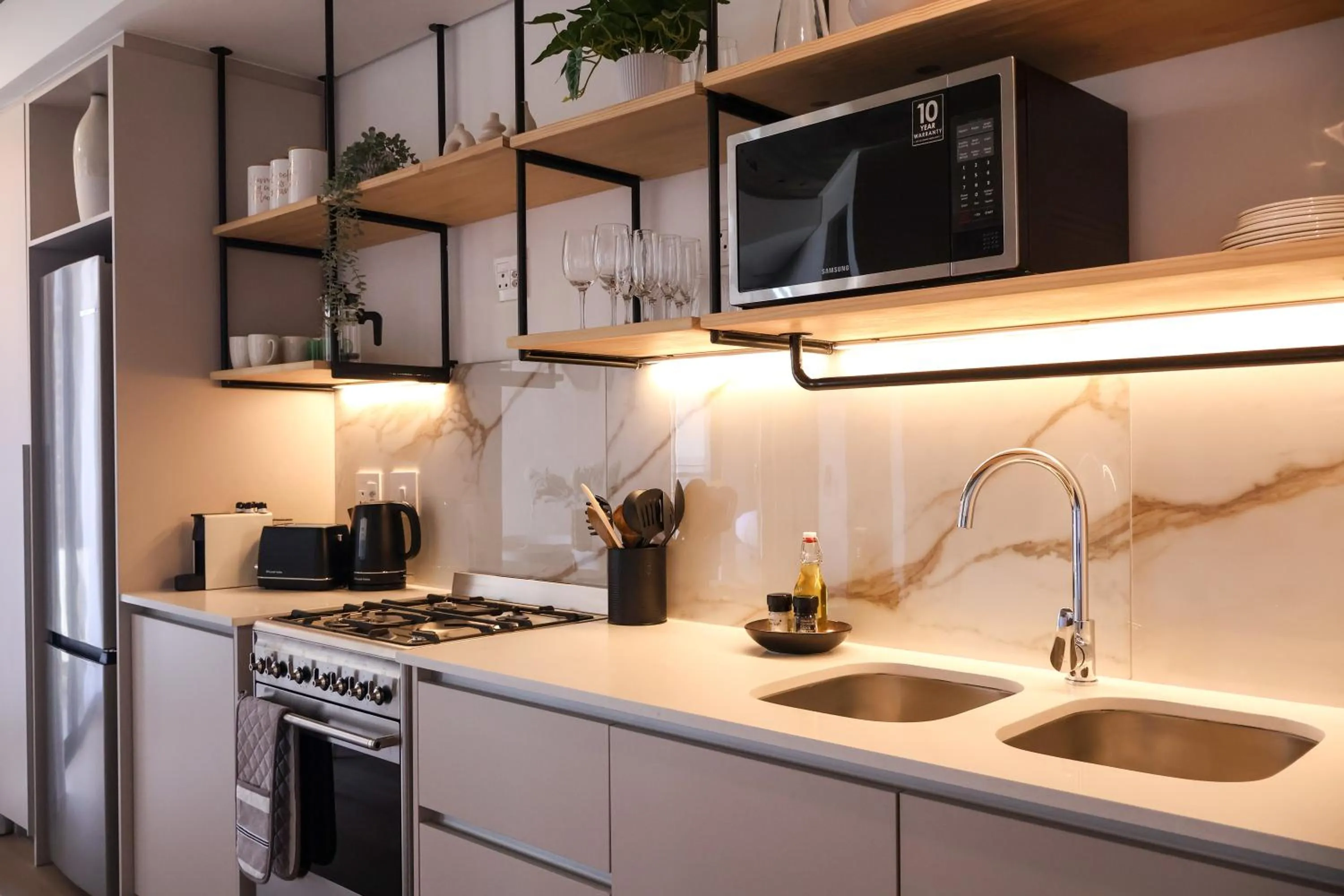 Kitchen or kitchenette in EIGHTY2 ON M - Fluent Serviced Apartments