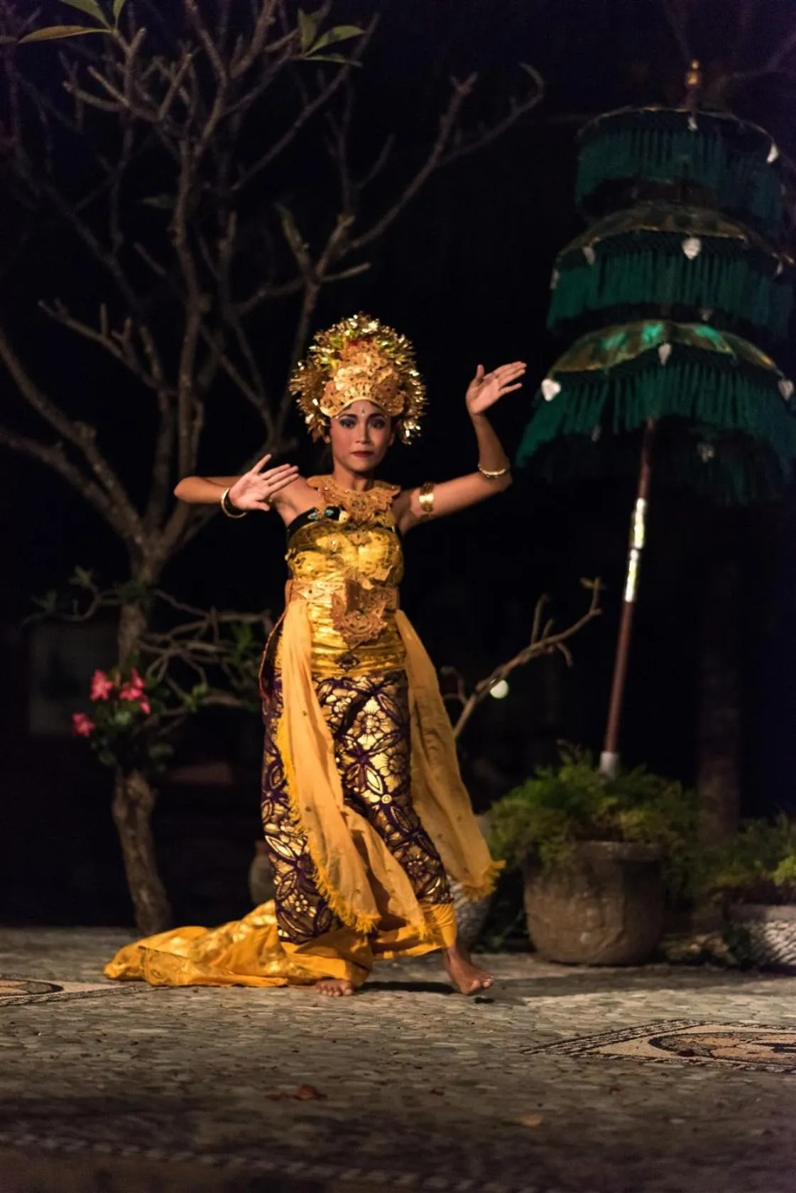 Evening entertainment in Hotel Pondok Sari Beach & SPA Resort