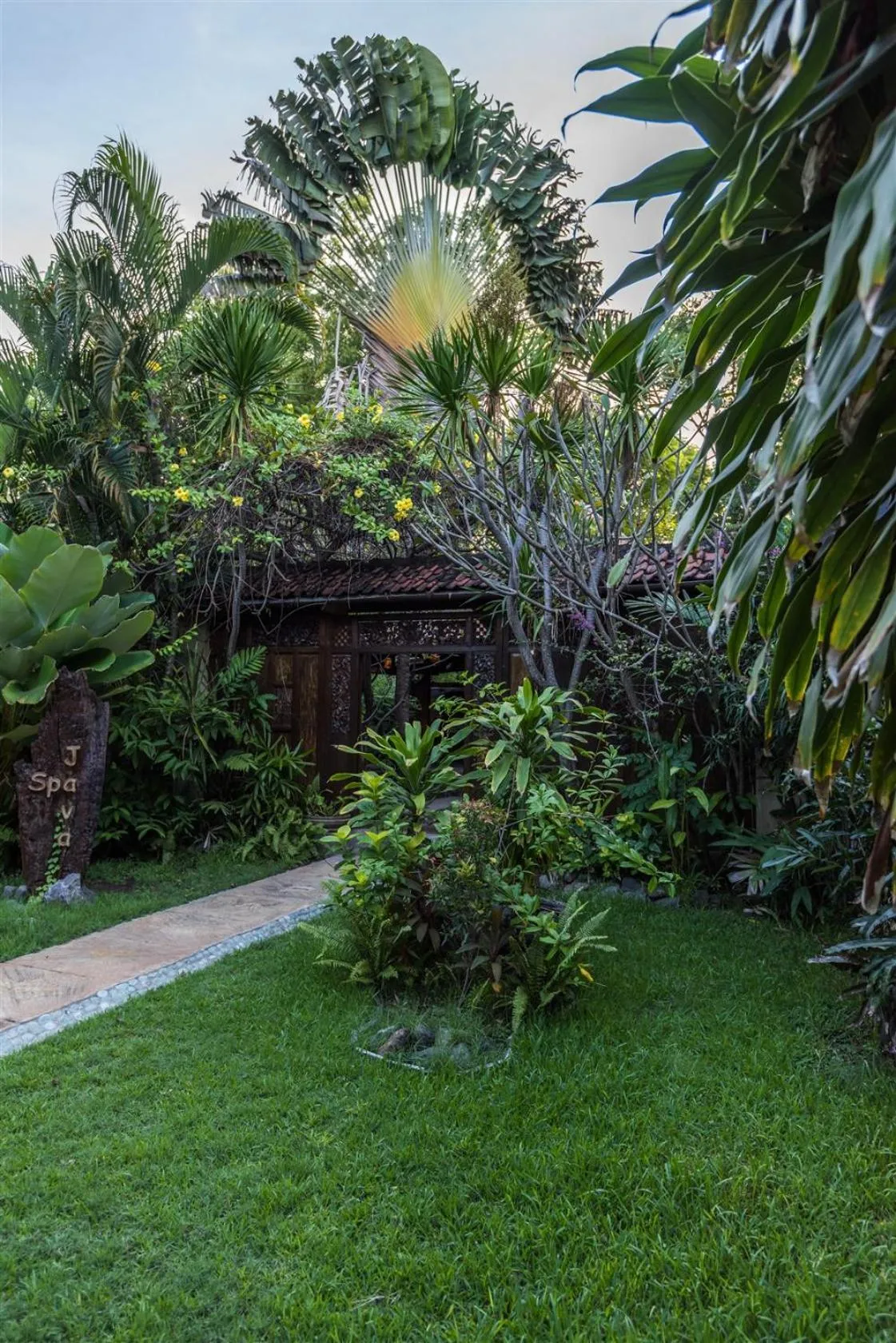 Garden in Hotel Pondok Sari Beach & SPA Resort