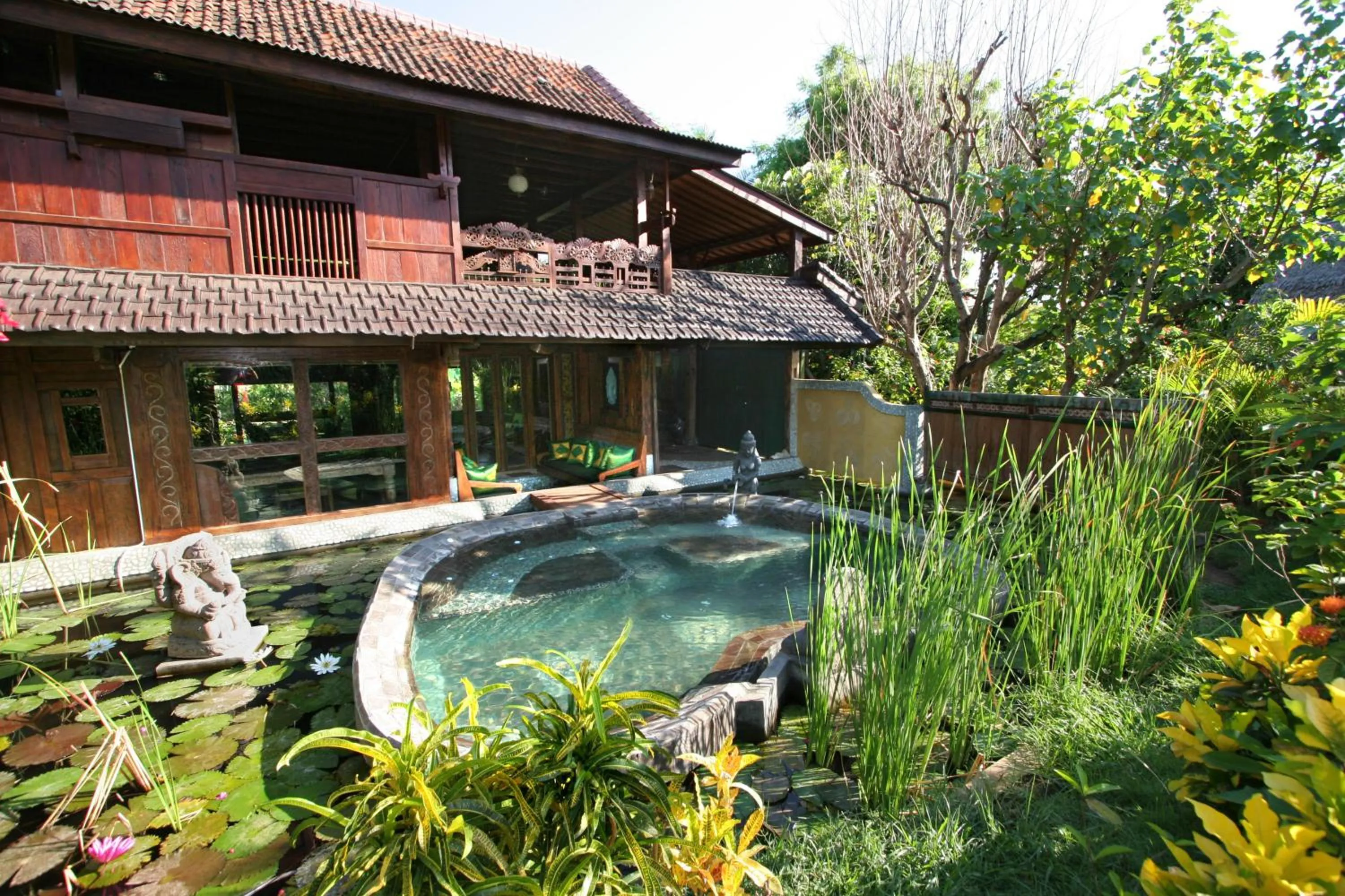 Swimming pool in Hotel Pondok Sari Beach & SPA Resort