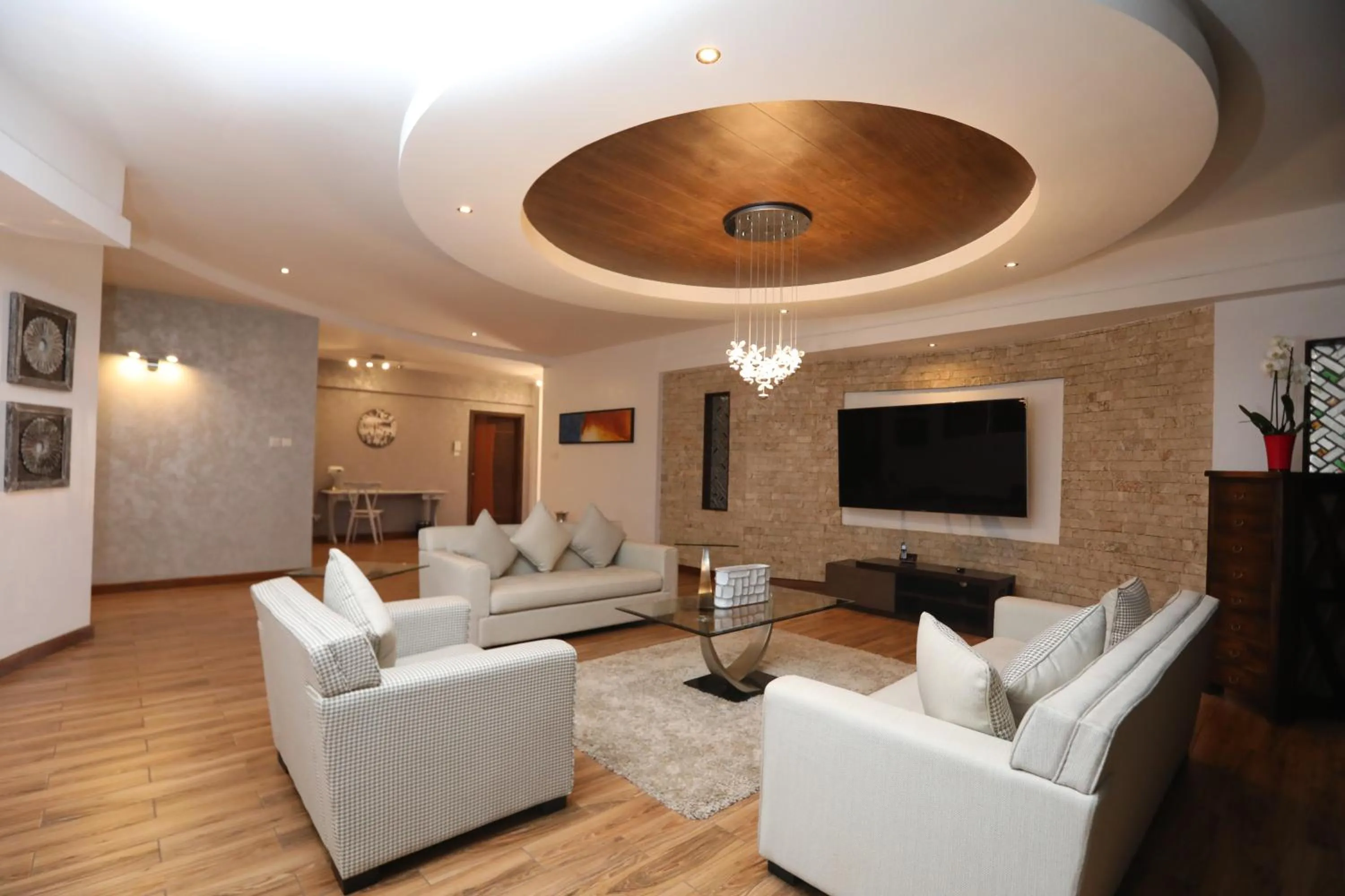 TV and multimedia in Bidwood Suite Hotel