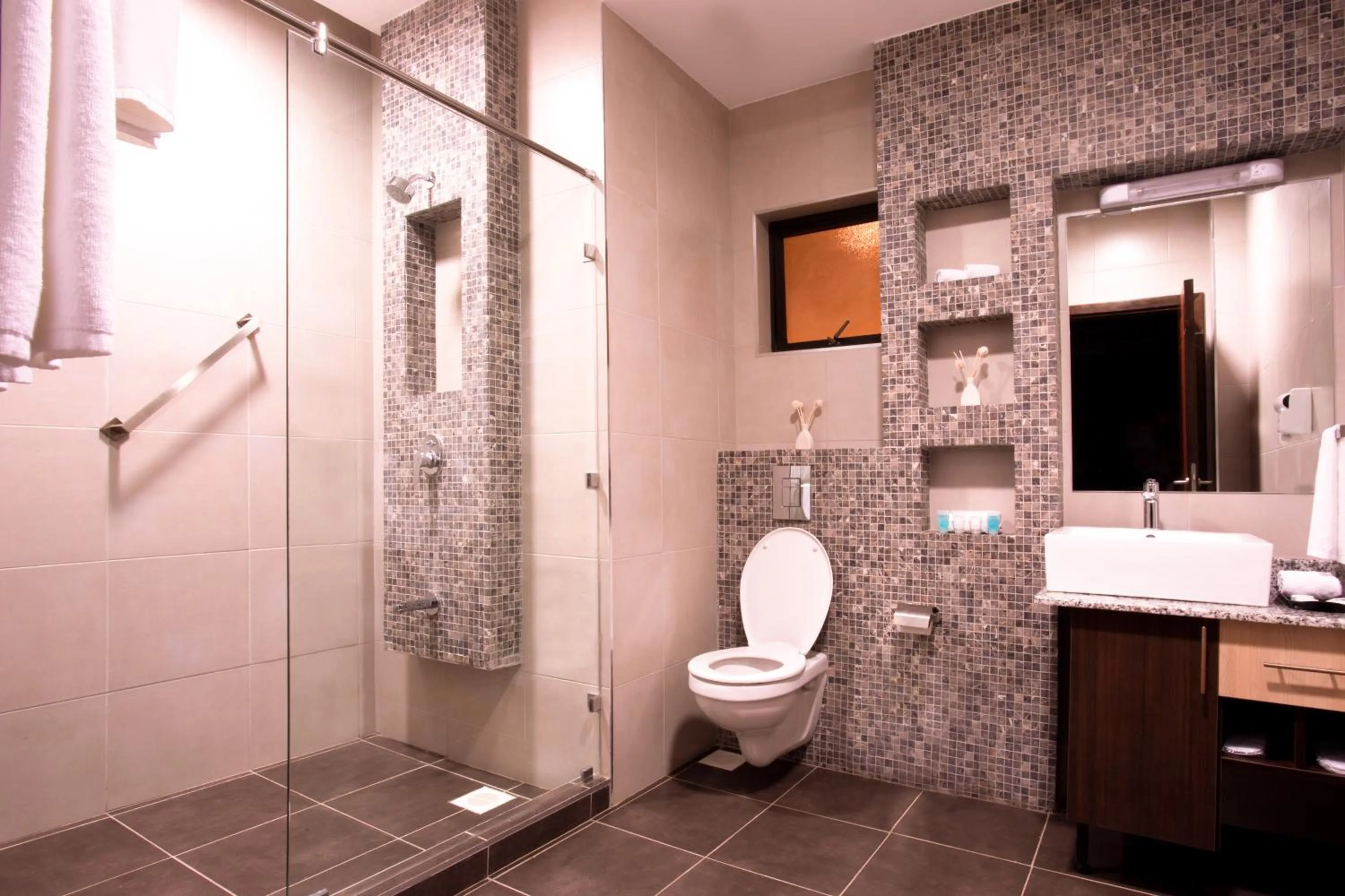 Shower in Bidwood Suite Hotel