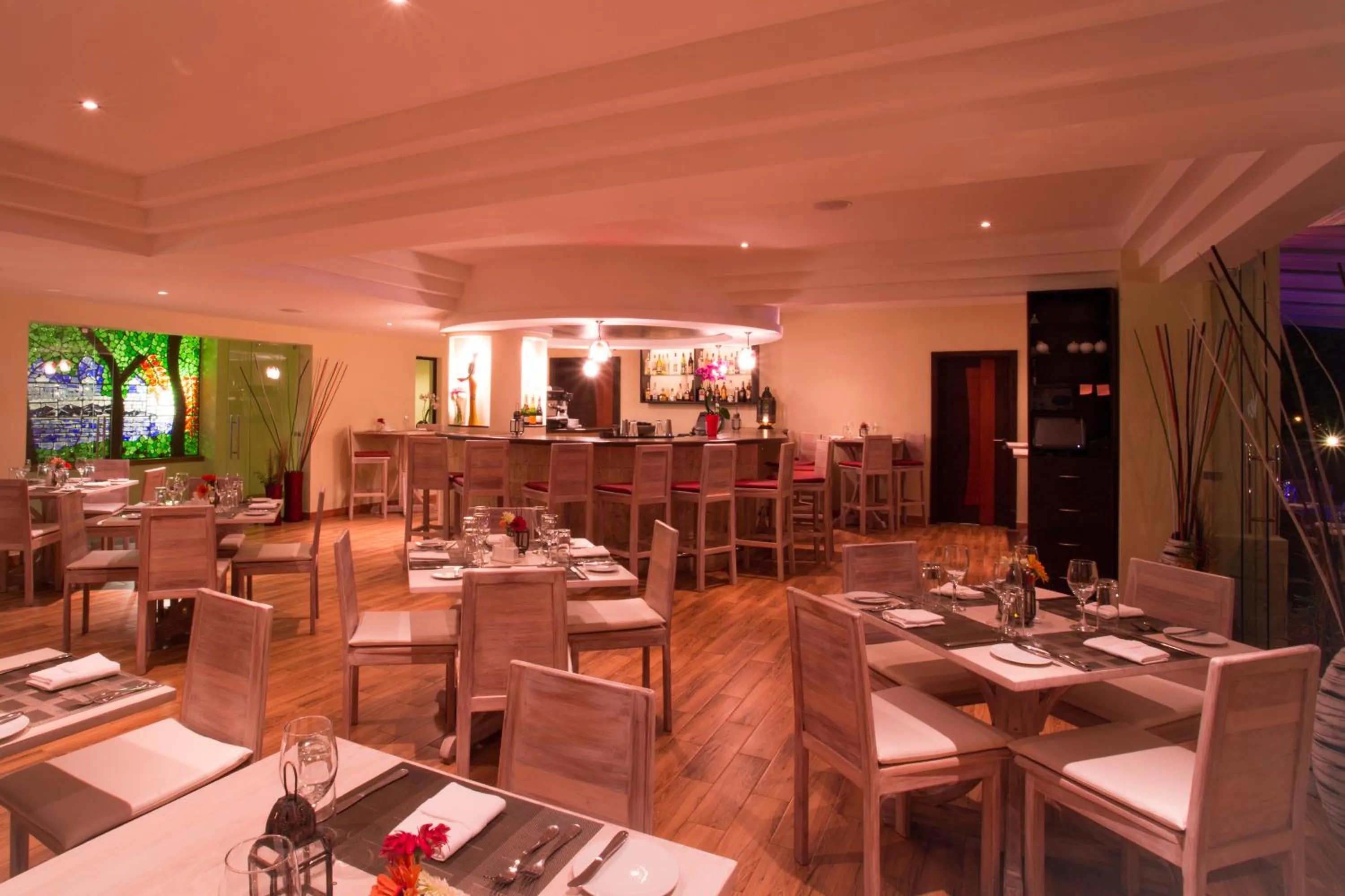 Restaurant/places to eat in Bidwood Suite Hotel