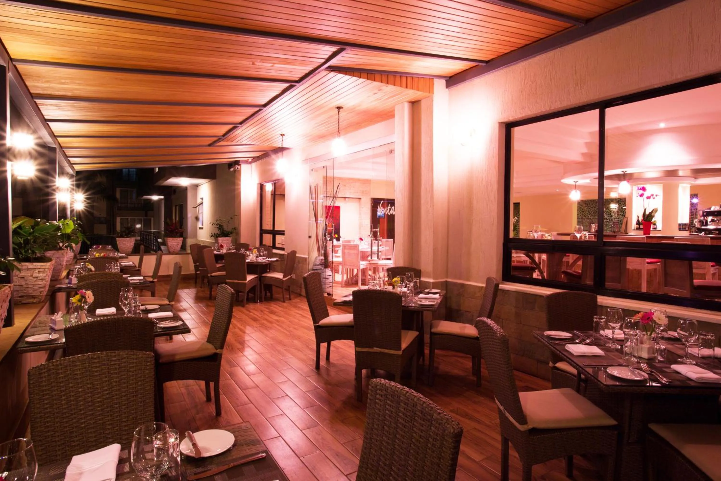 Restaurant/places to eat in Bidwood Suite Hotel