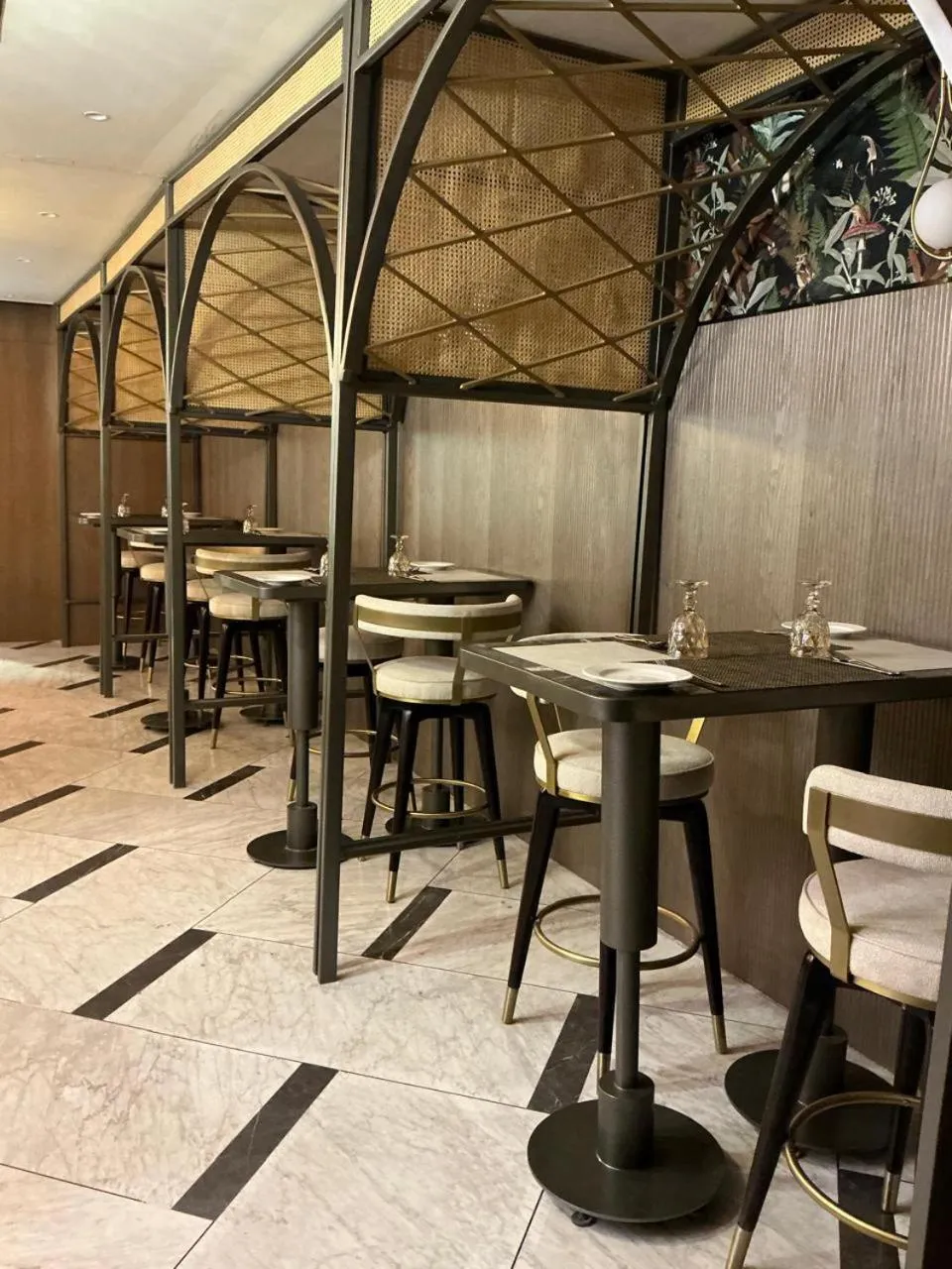 Restaurant/places to eat in Akino Luxury