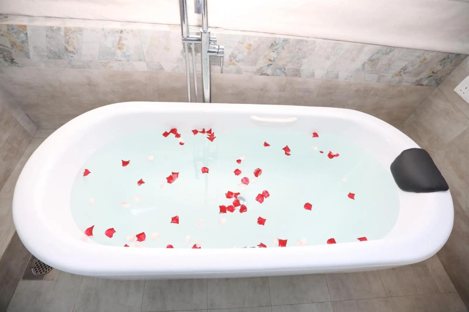 Hot Tub in The Feel Luxury Boutique Hotel Ella