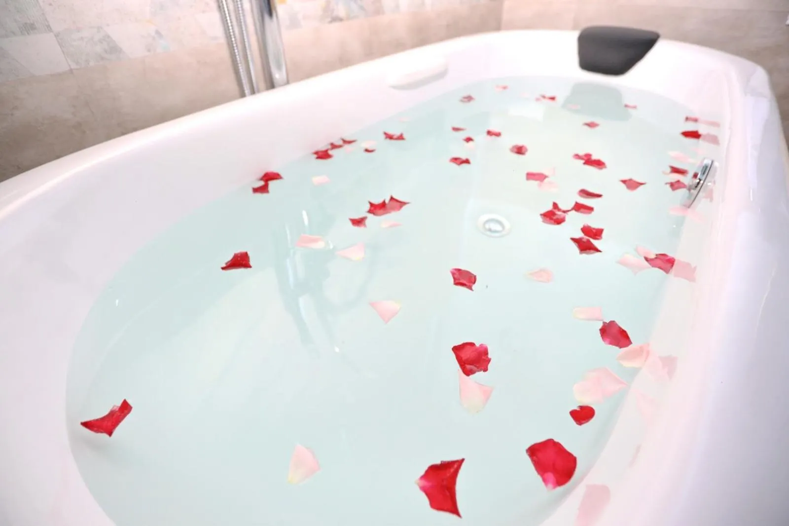 Hot Tub in The Feel Luxury Boutique Hotel Ella