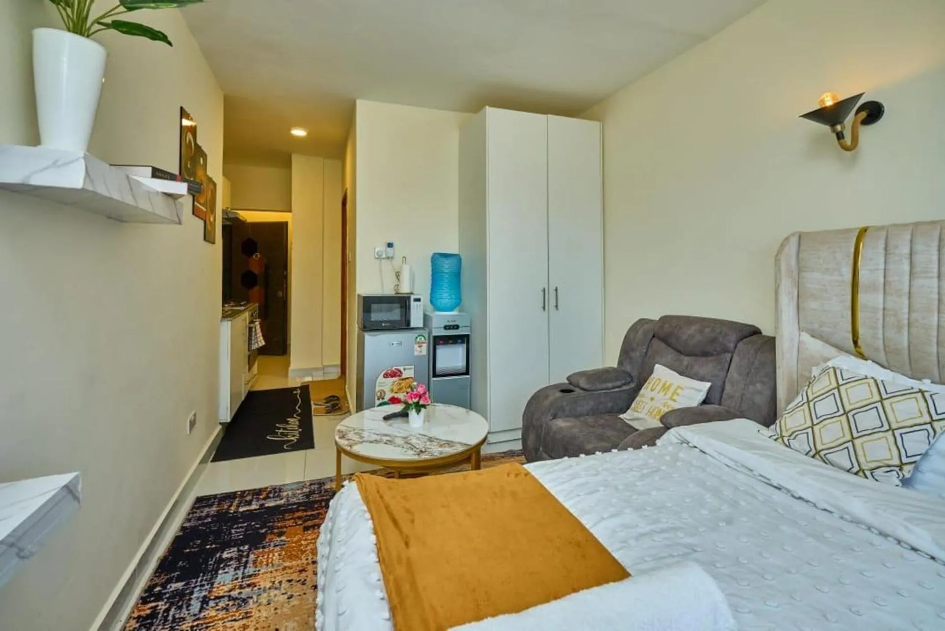 Bed in Studio Sleeps 2 with 24hr Check-in