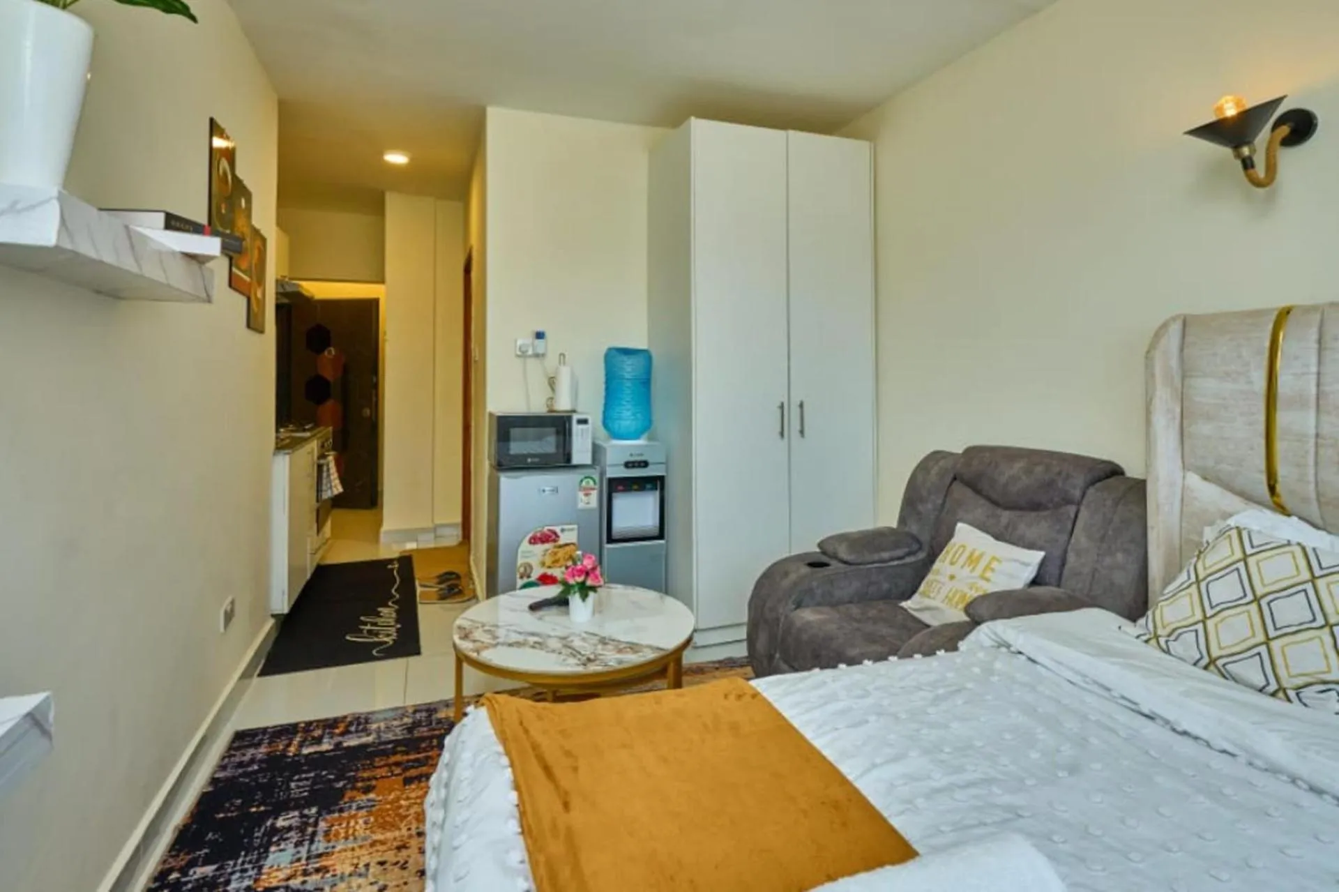 Bed in Studio Sleeps 2 with 24hr Check-in