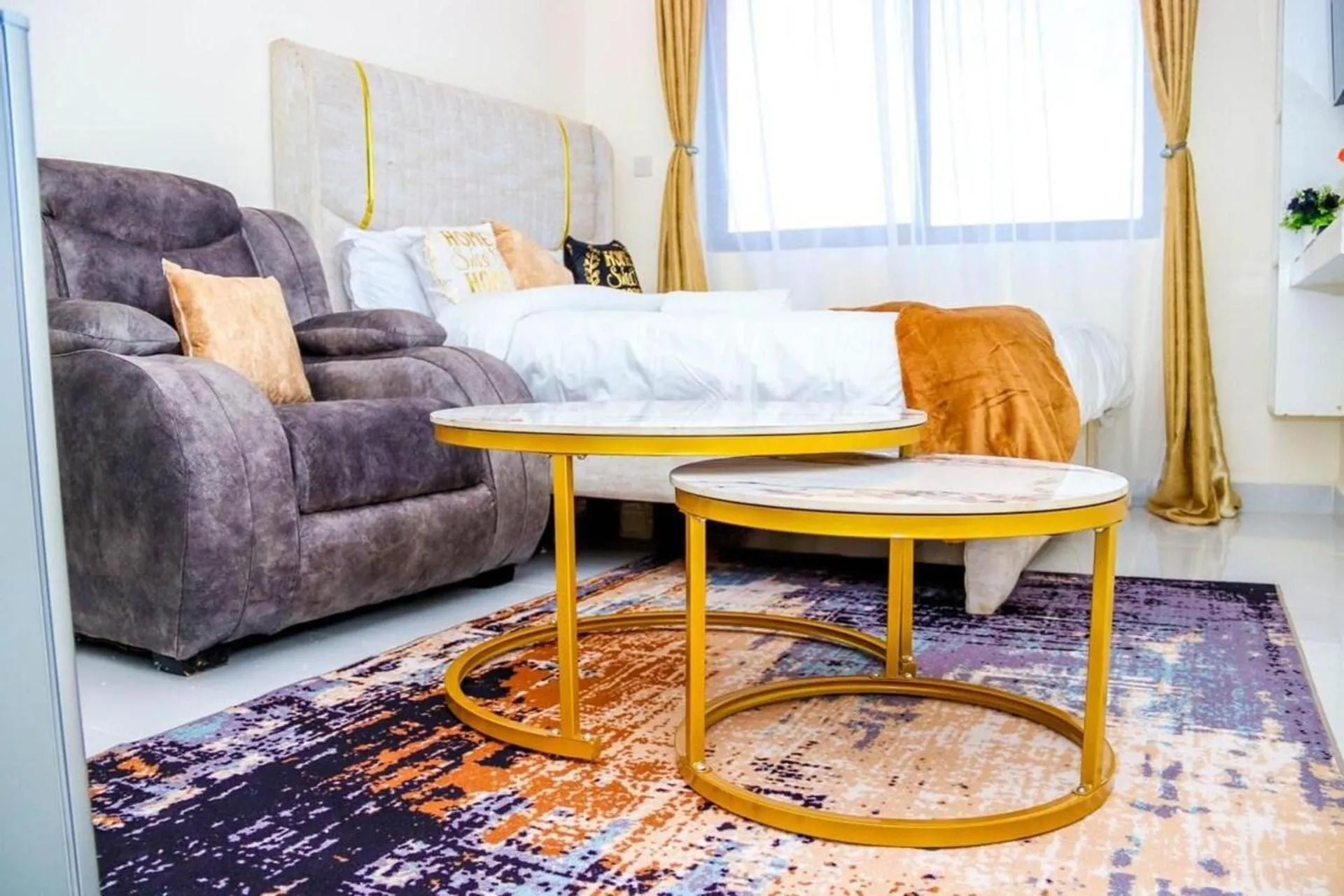 Studio Sleeps 2 with 24hr Check-in