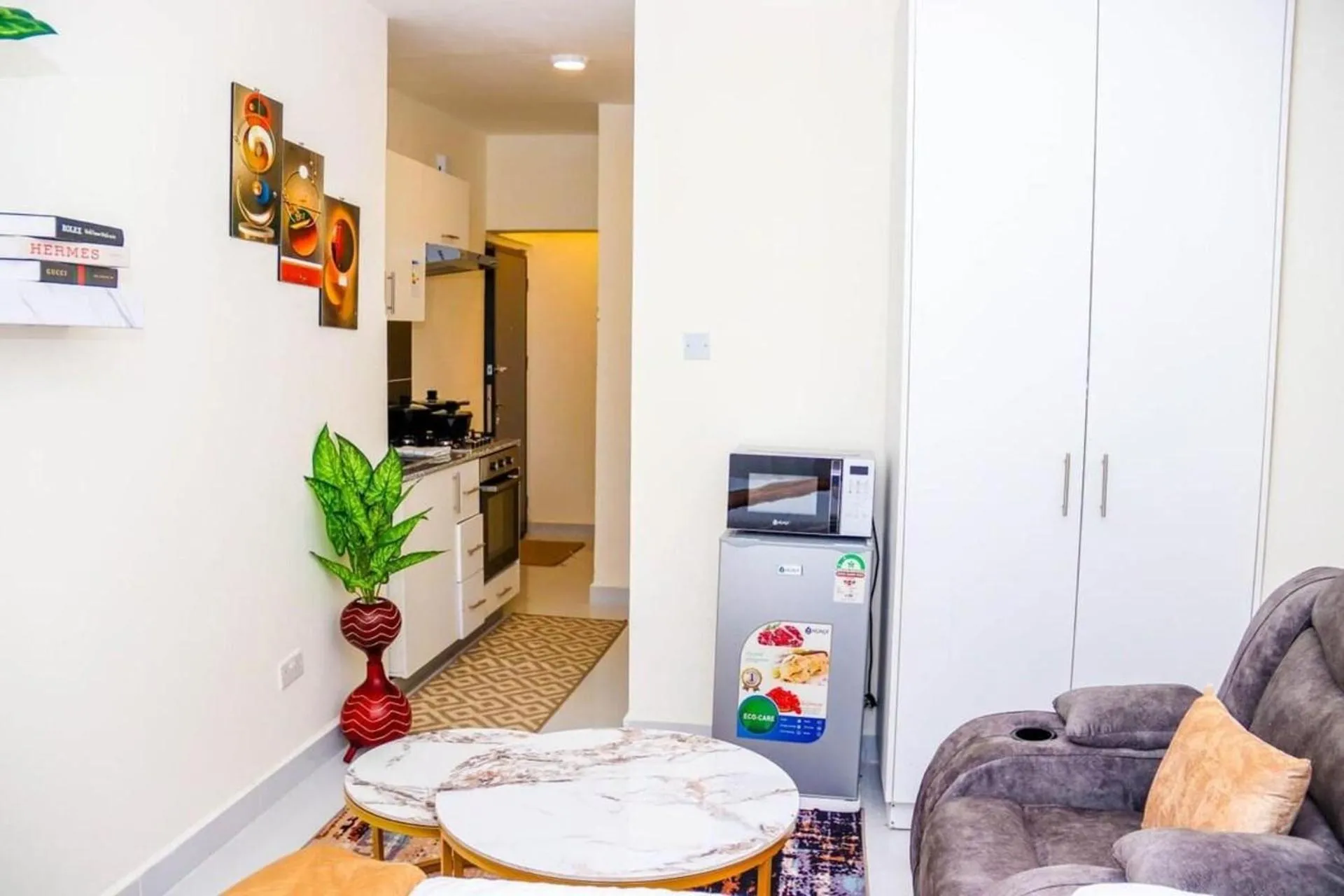 Studio Sleeps 2 with 24hr Check-in