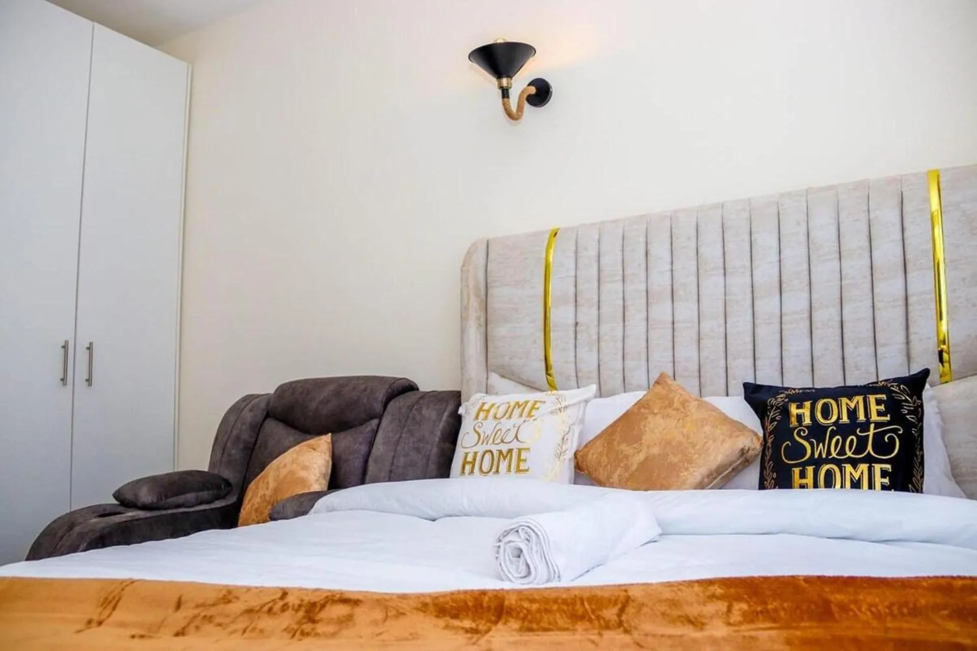 Bed in Studio Sleeps 2 with 24hr Check-in