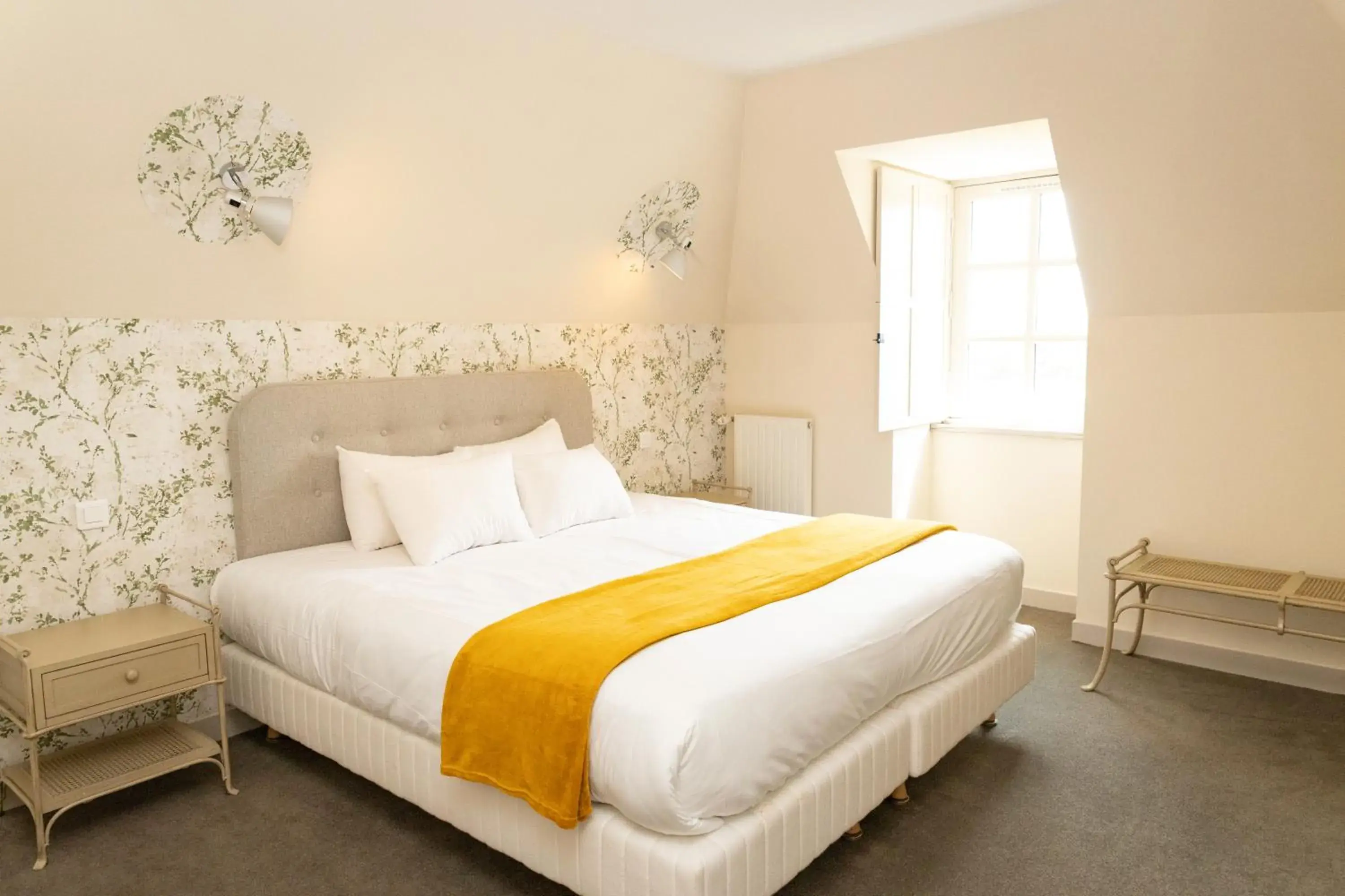 Queen Room with Garden View in Auberge le Prieuré des Gourmands Queen Room with Garden View in Auberge le Prieuré des Gourmands