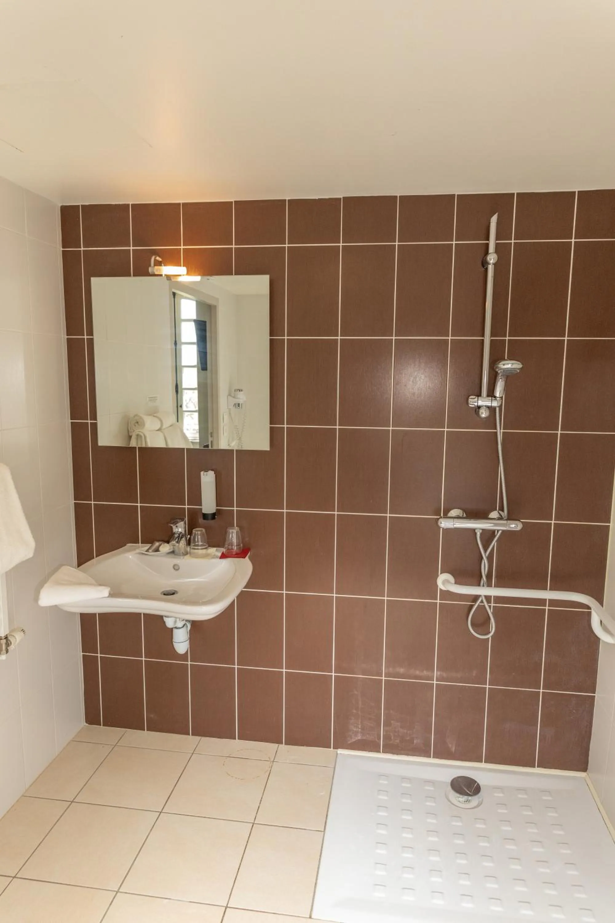 Shower in Auberge le Prieuré des Gourmands