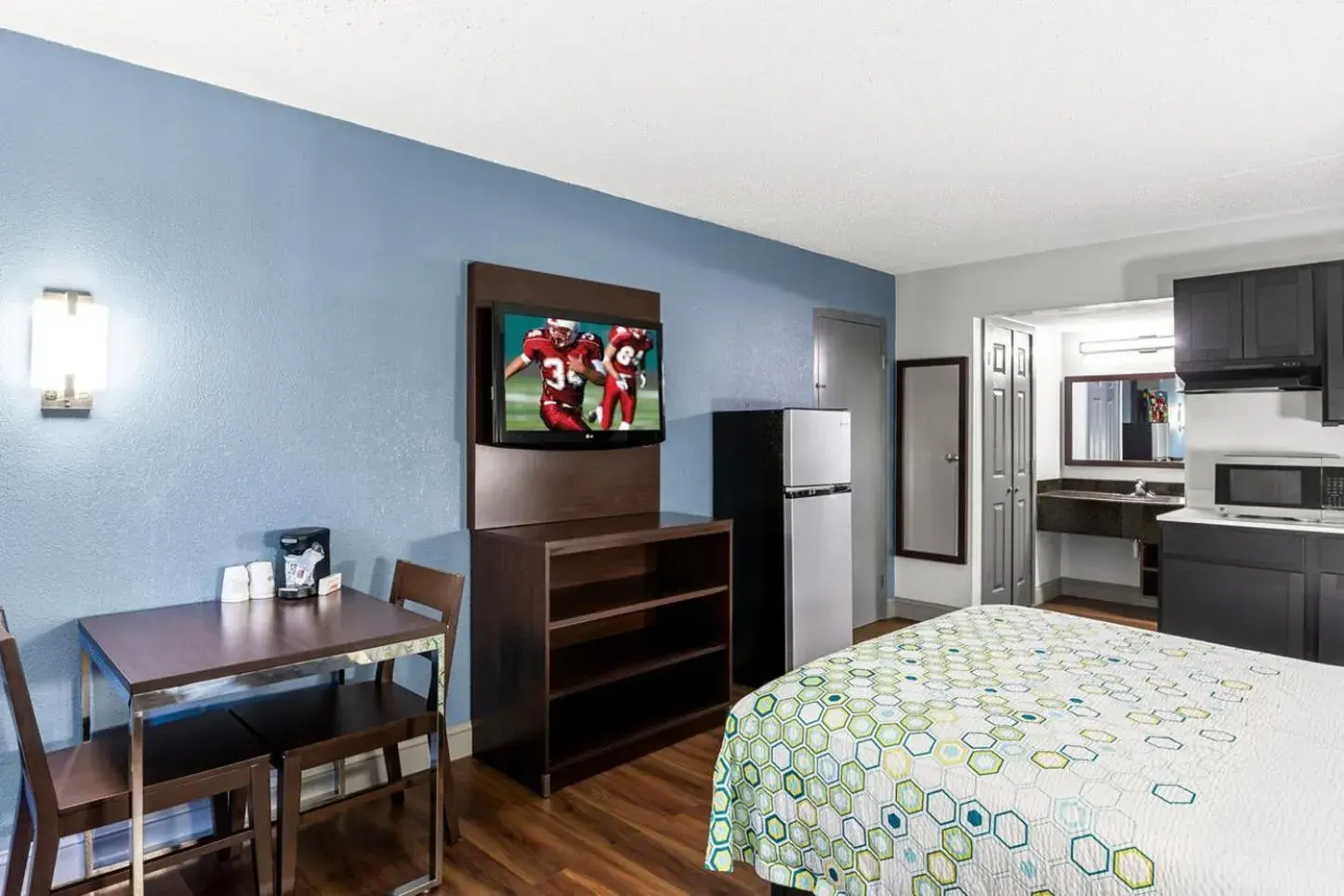 Studio Room with One Double Bed Smoking in HomeTowne Studios by Red Roof Richmond - Airport Sandston Studio Room with One Double Bed Smoking in HomeTowne Studios by Red Roof Richmond - Airport Sandston