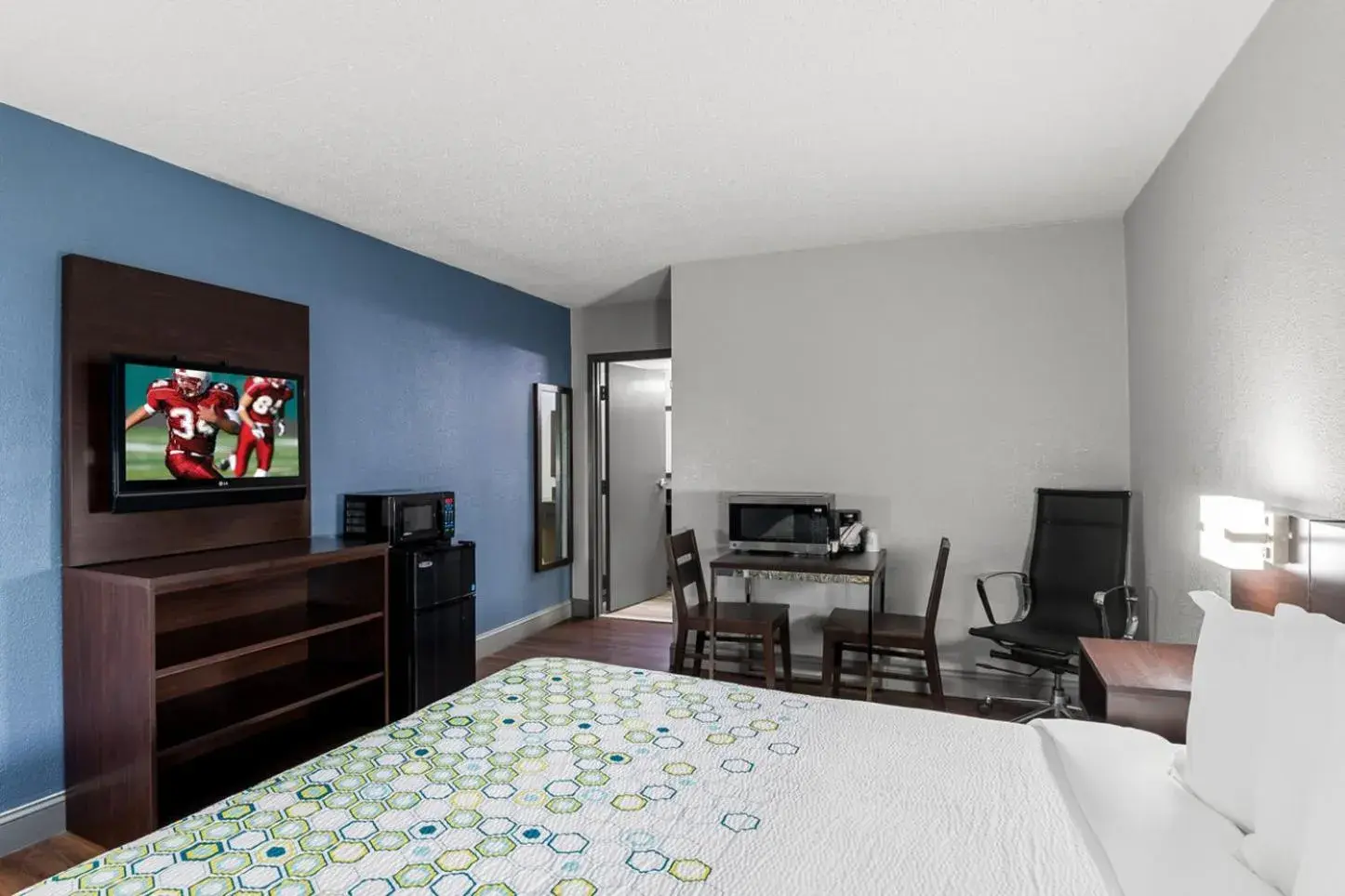 Studio King Room Smoking in HomeTowne Studios by Red Roof Richmond - Airport Sandston Studio King Room Smoking in HomeTowne Studios by Red Roof Richmond - Airport Sandston