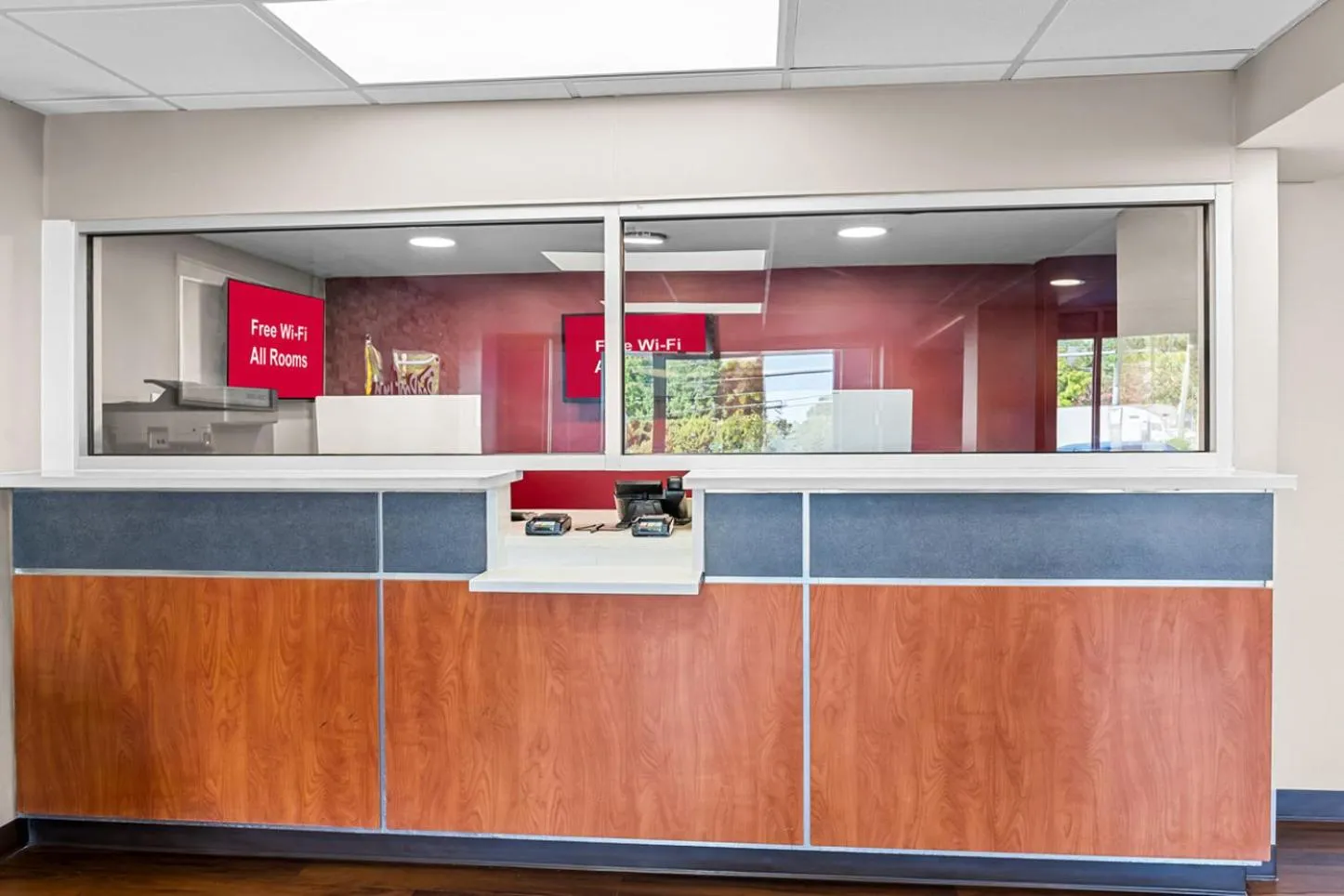 Lobby or reception in HomeTowne Studios by Red Roof Richmond - Airport Sandston