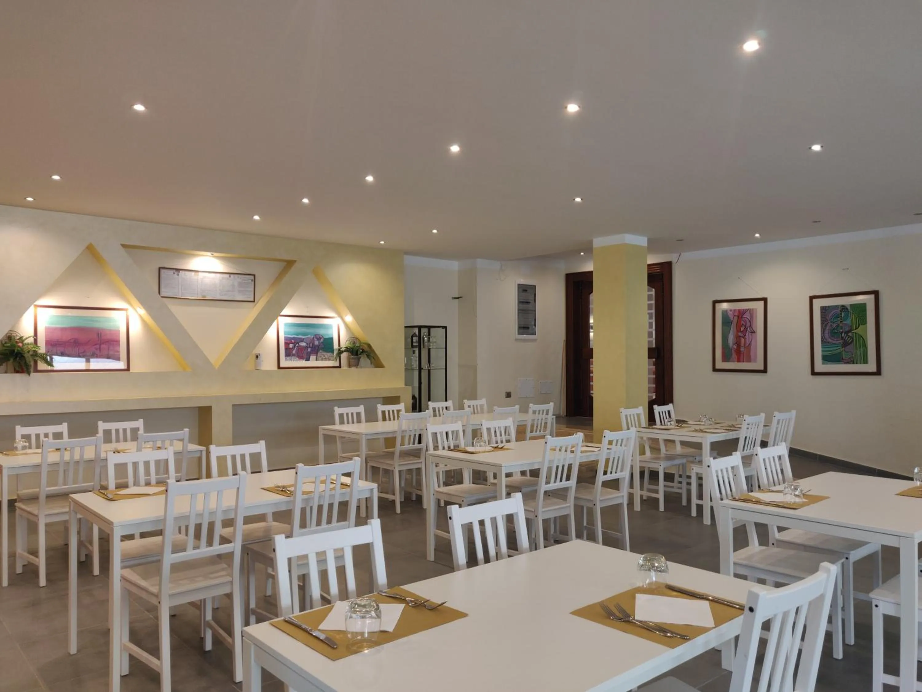 Restaurant/places to eat in Albergo Conte Max