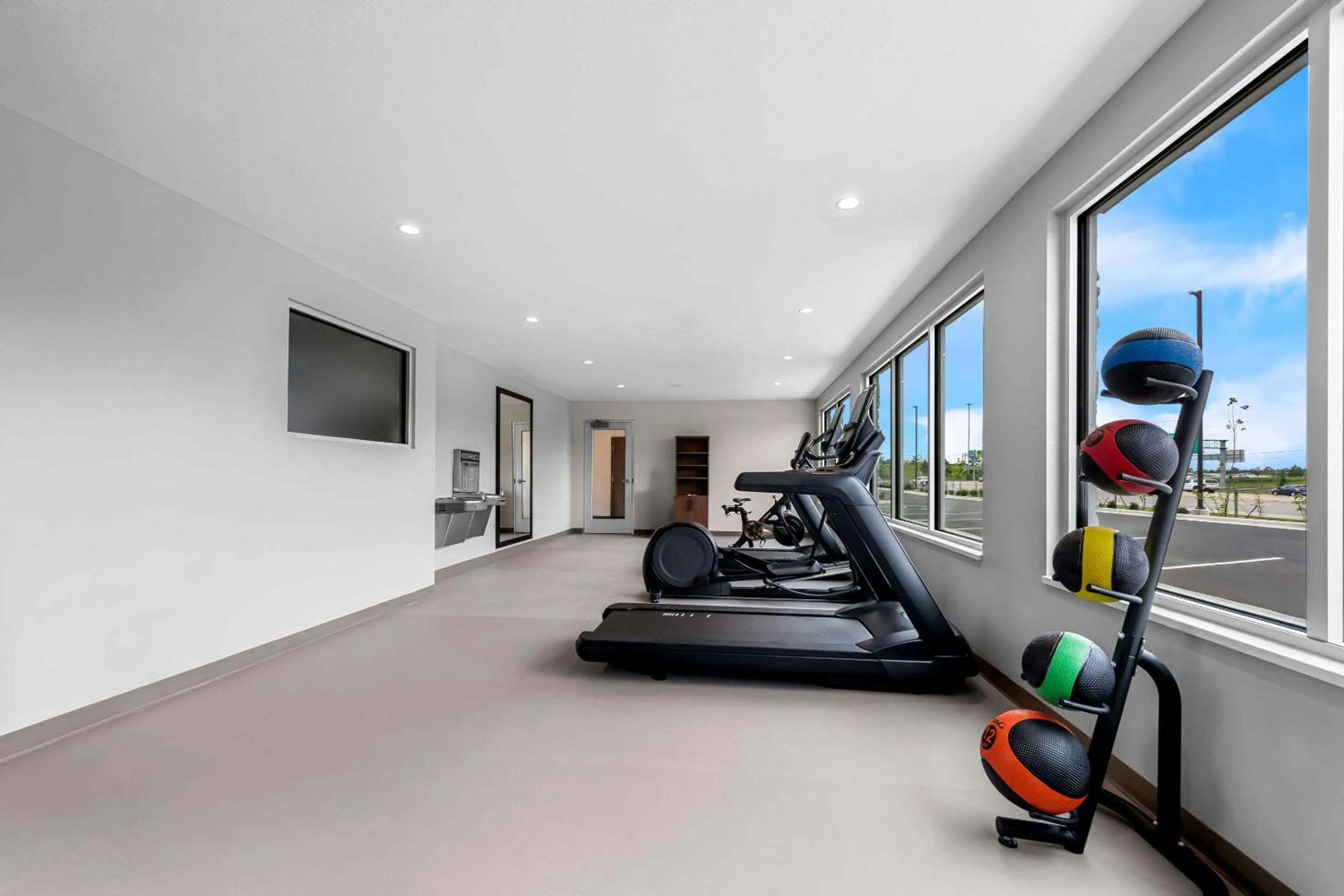 Fitness centre/facilities in Everhome Suites Fayetteville near Fort Bragg