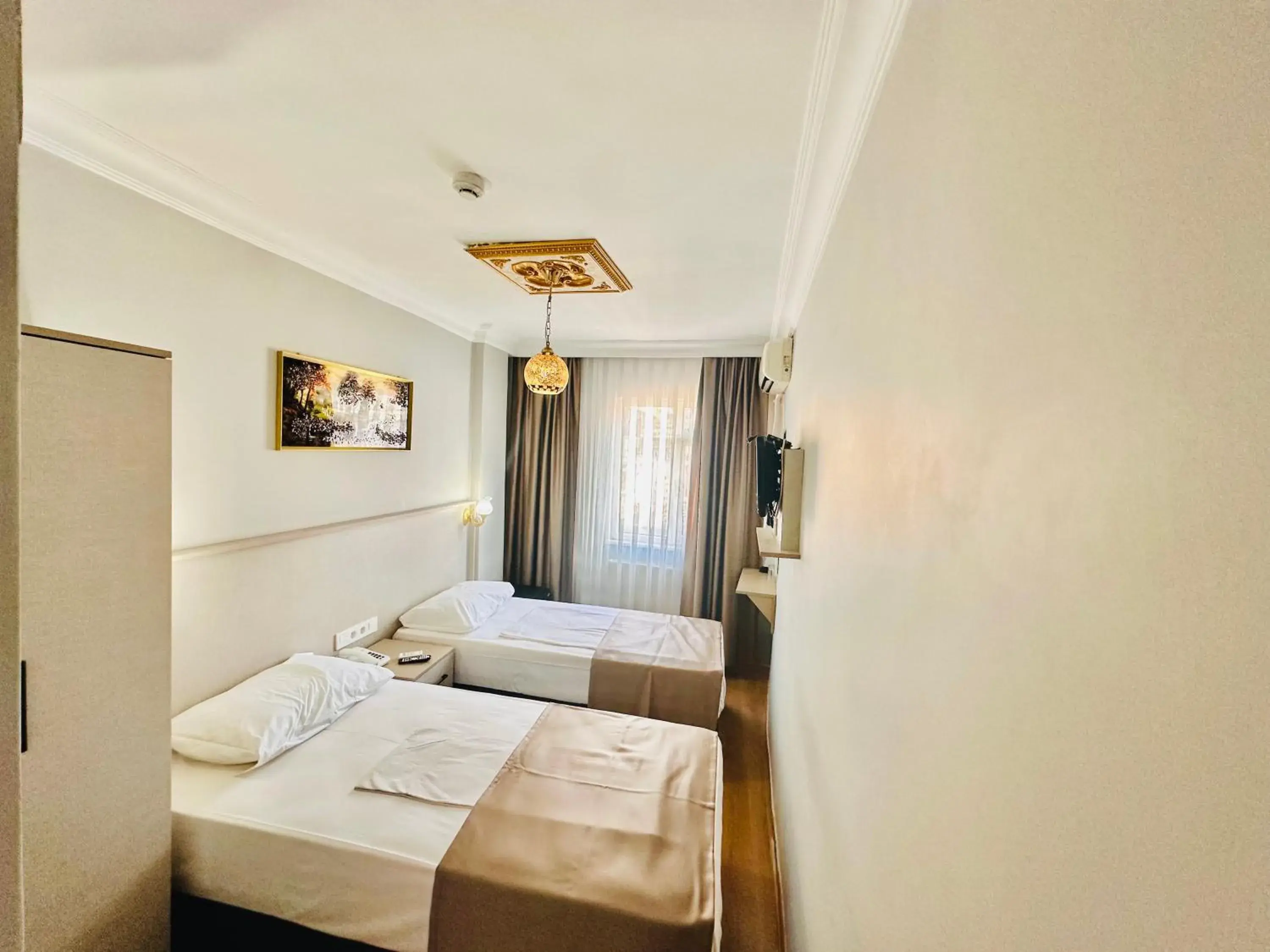 Photo of the whole room, Bed in Crowned Exclusive Hotel Photo of the whole room, Bed in Crowned Exclusive Hotel