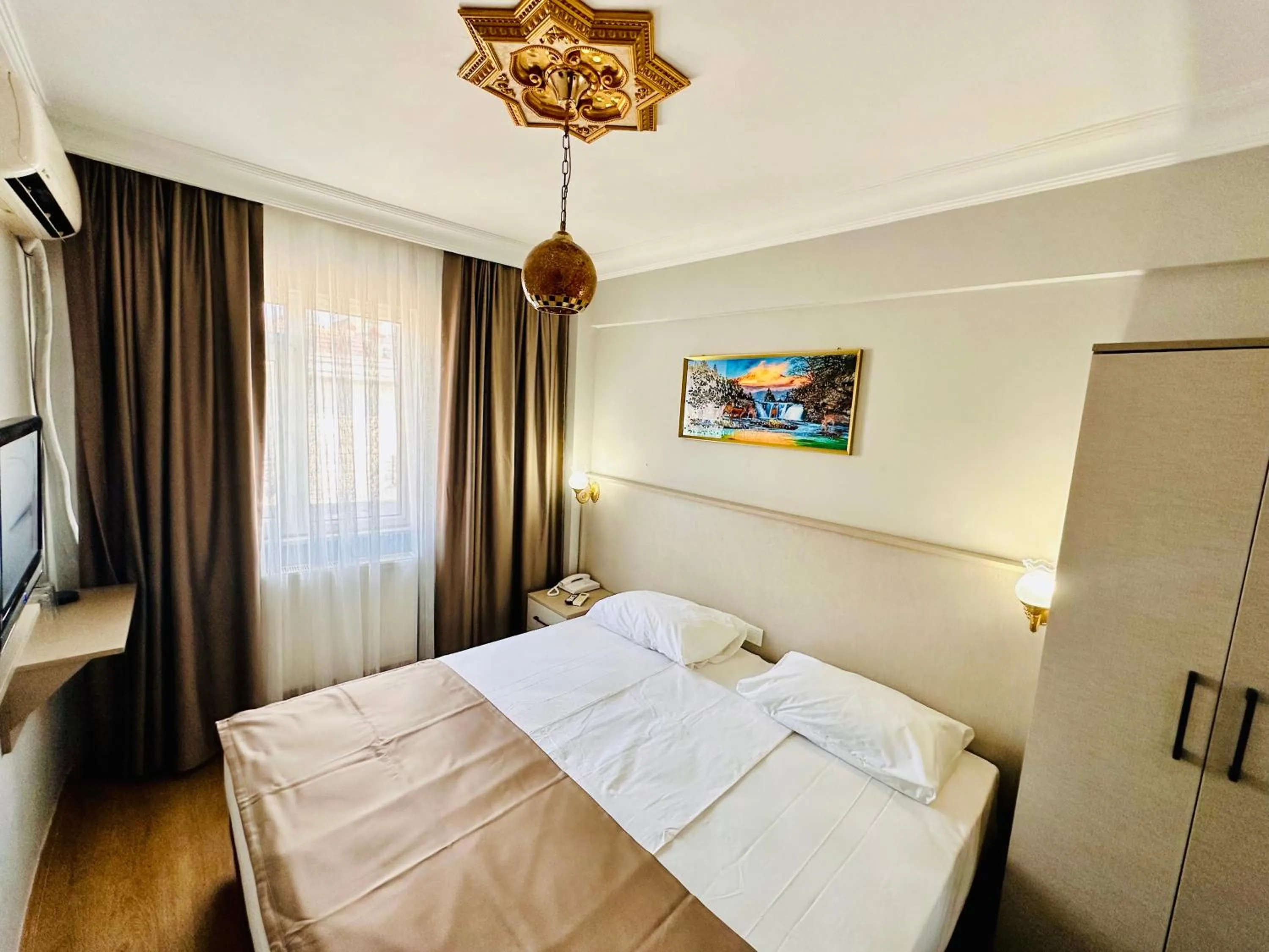 TV and multimedia, Bed in Crowned Exclusive Hotel