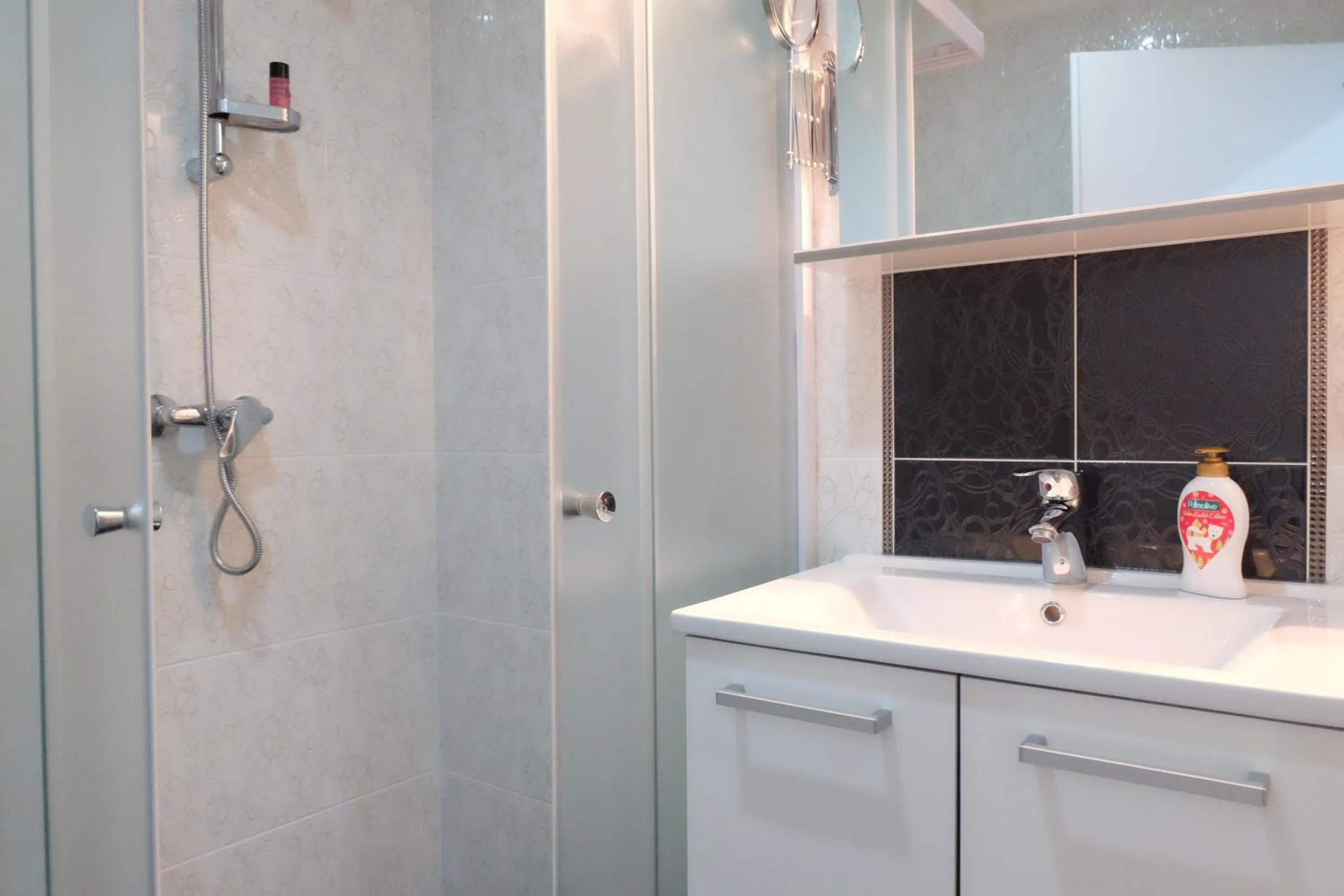 Shower in Luwiana Suites