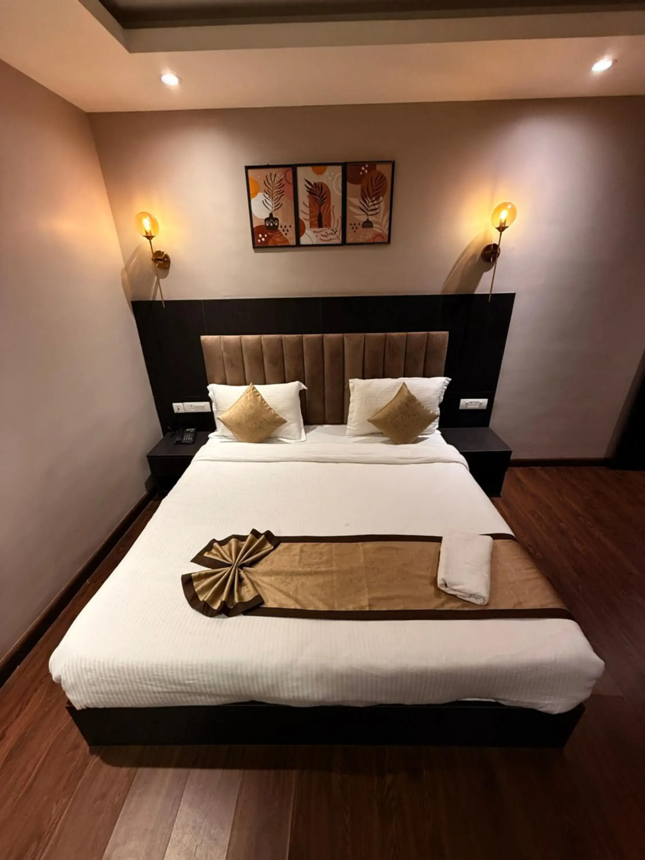 Bedroom, Bed in Orbit Regency Bedroom, Bed in Orbit Regency