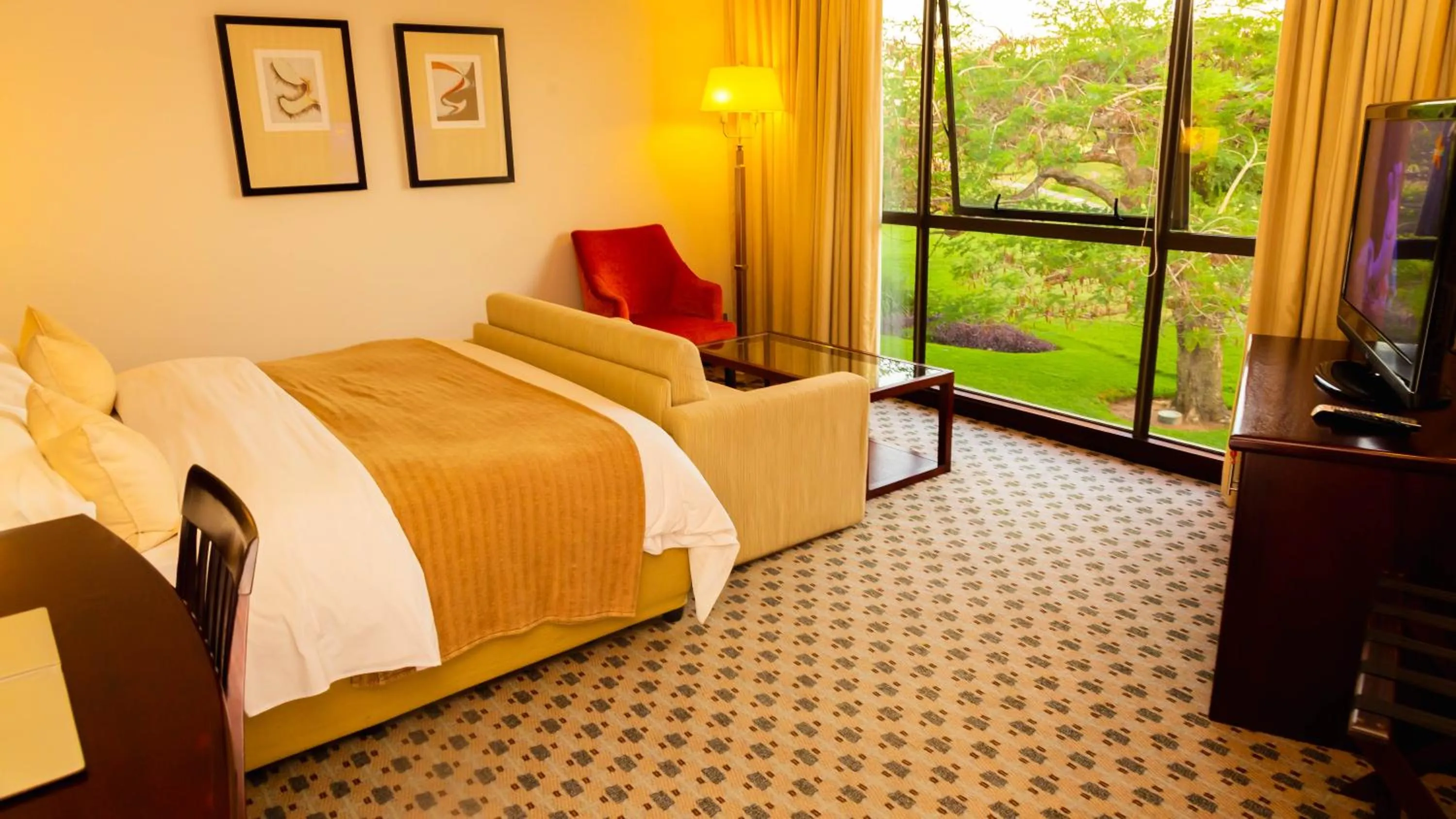 Living room, Bed in Phakalane Golf Estate Hotel & Convention Centre