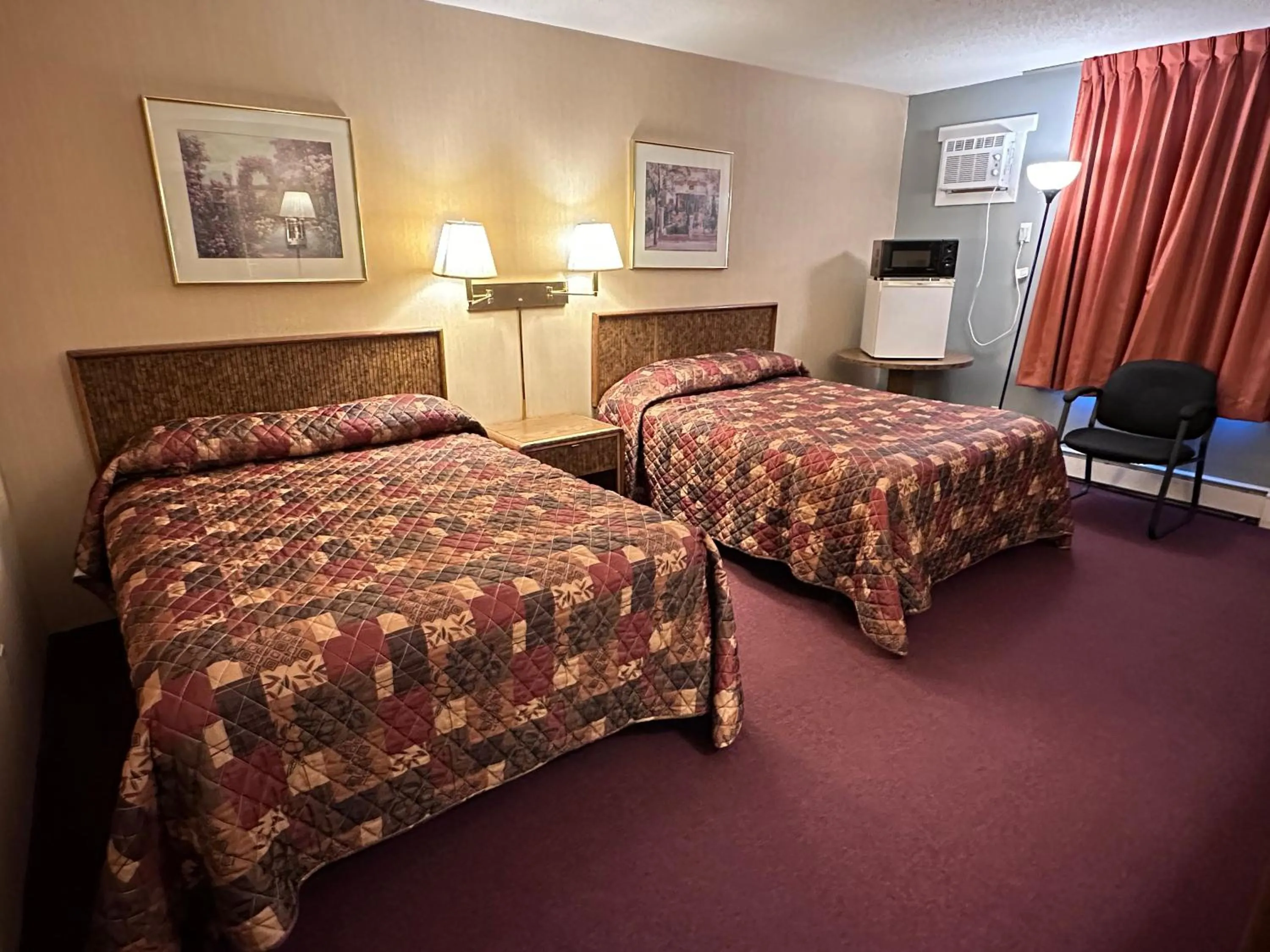 Bed in Pamola Motor Lodge