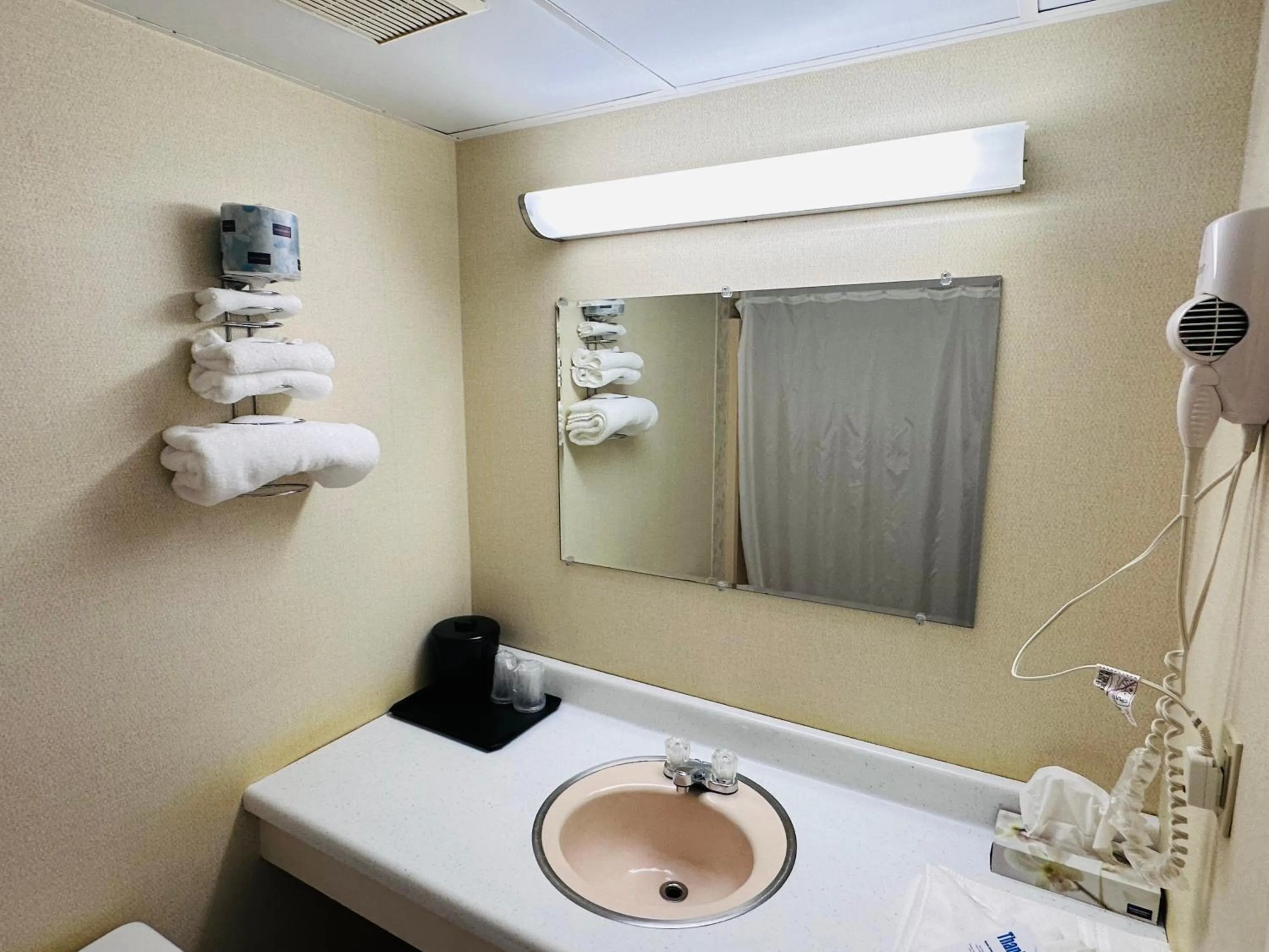 Bathroom in Pamola Motor Lodge