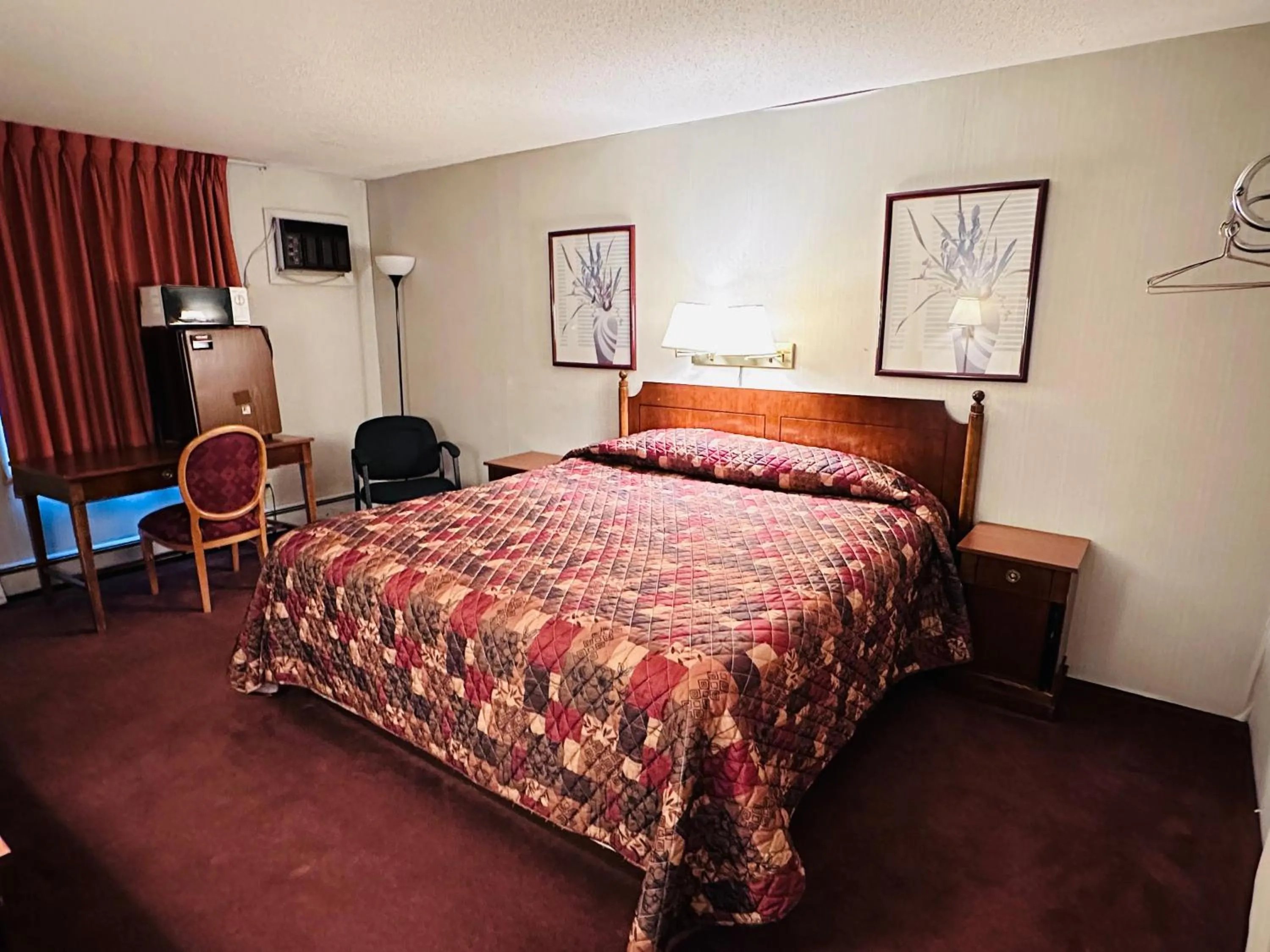 Bed in Pamola Motor Lodge