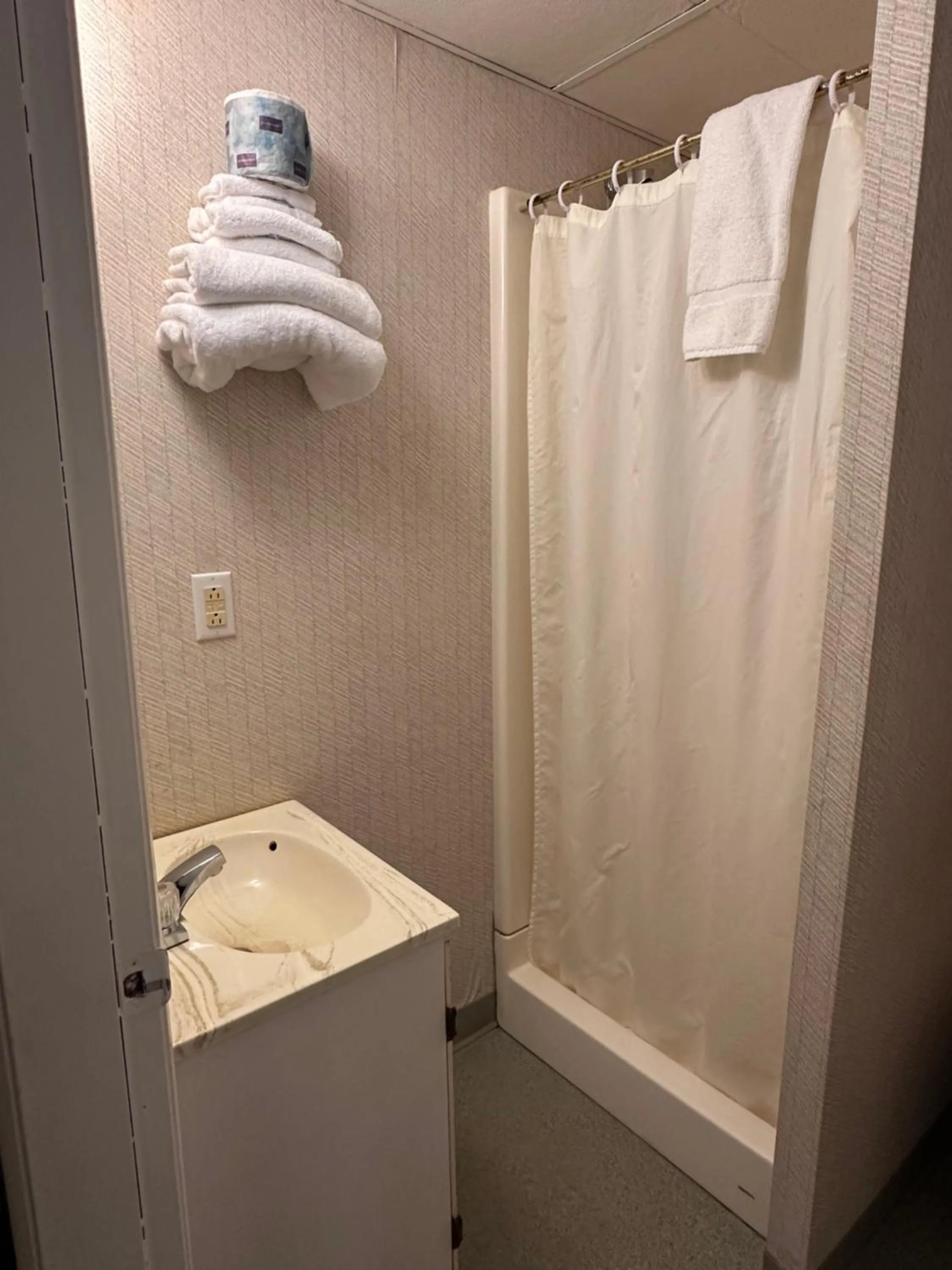 Bathroom in Pamola Motor Lodge