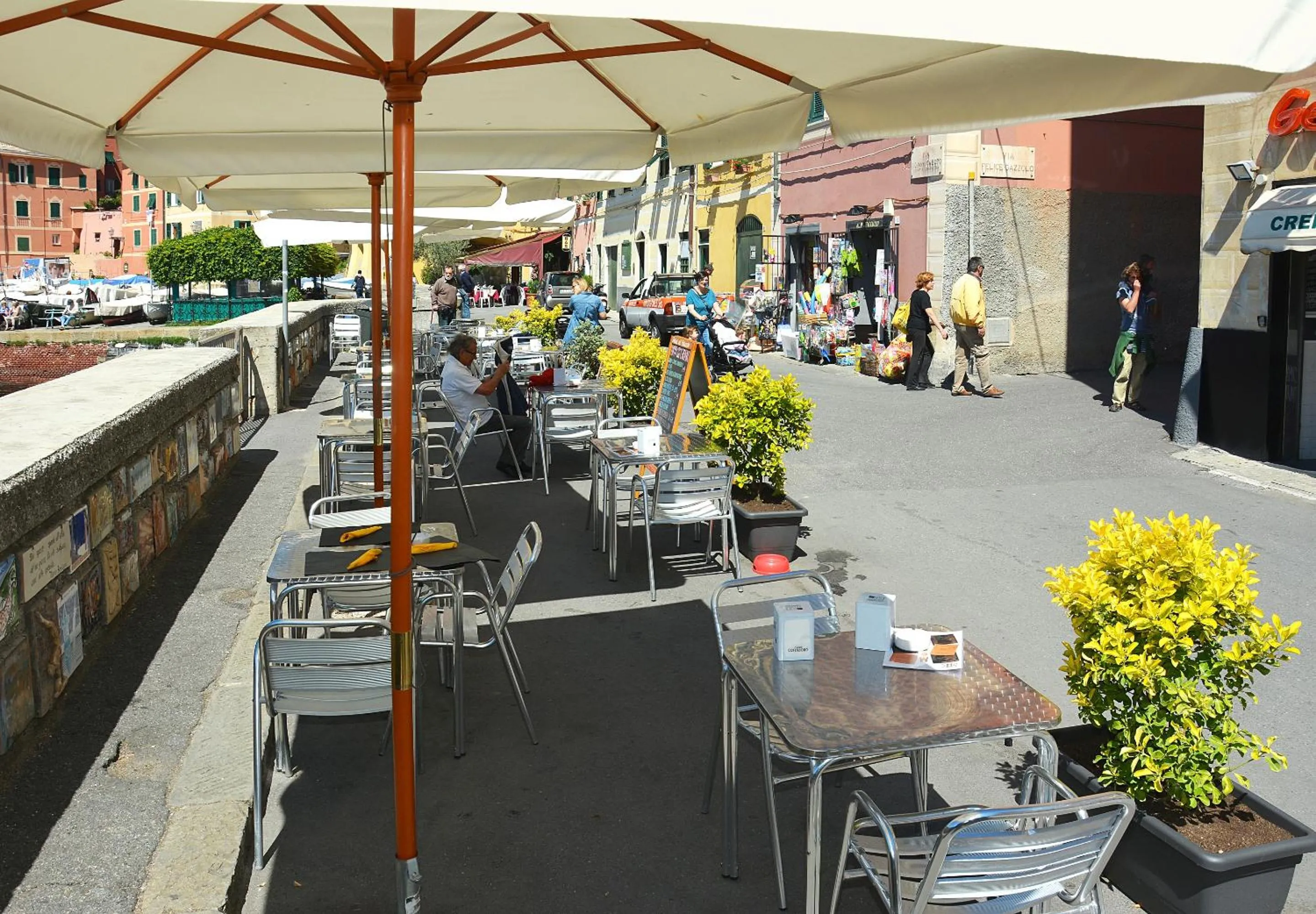 Restaurant/places to eat in Savoia Apartments