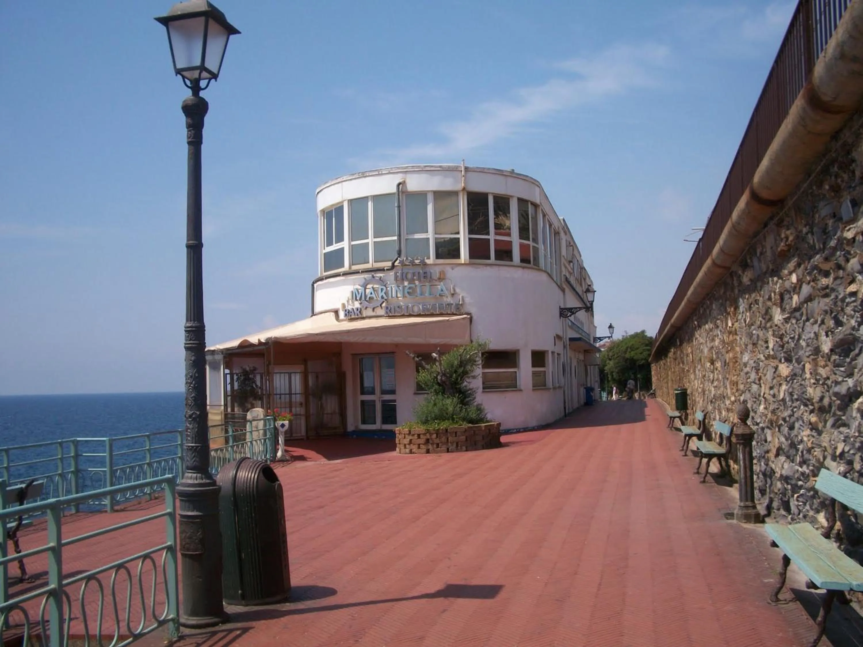 Restaurant/places to eat in Savoia Apartments