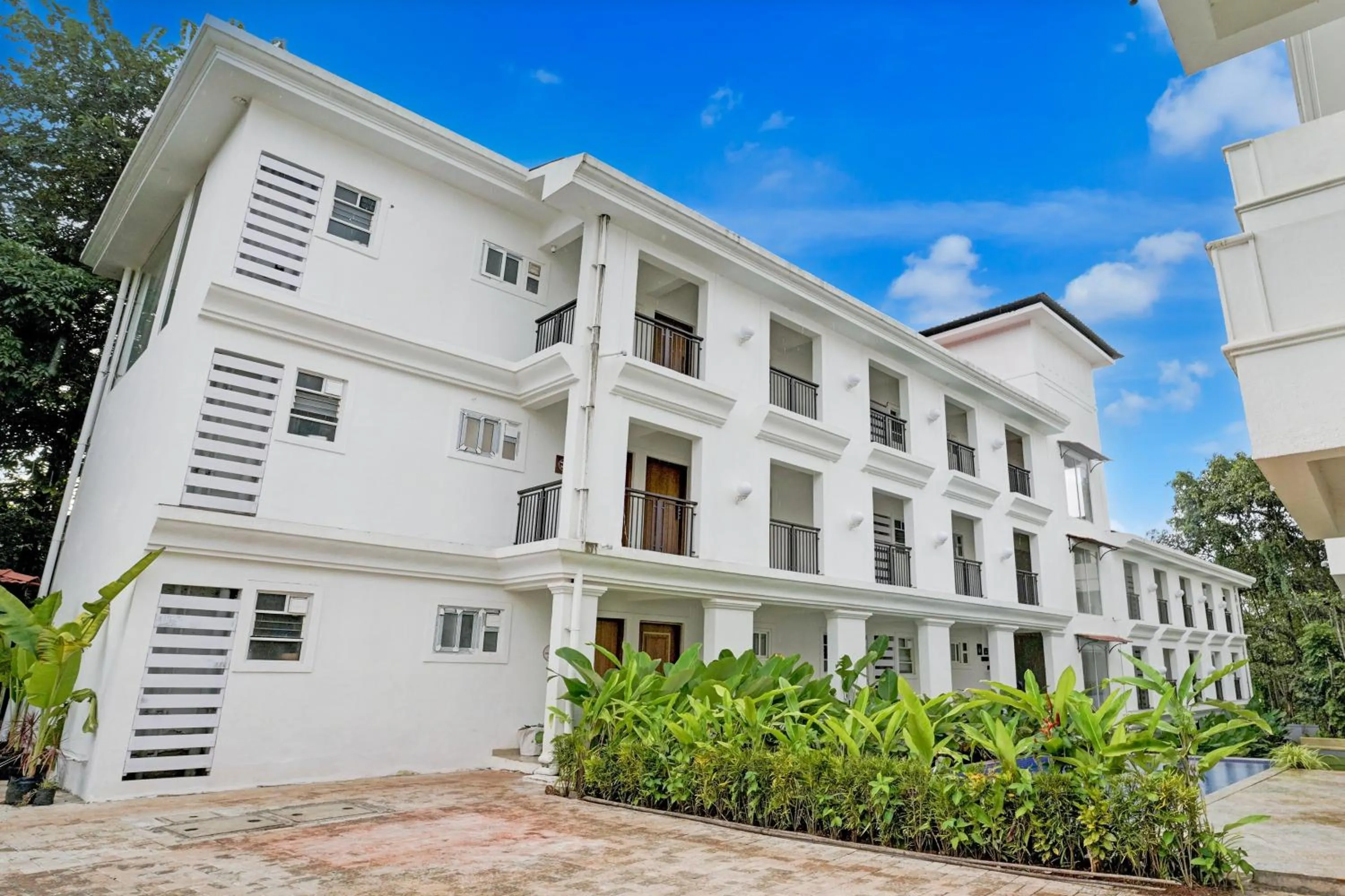 Facade/entrance in Naavinya by DanCenter - 1BHK apartment in Siolim