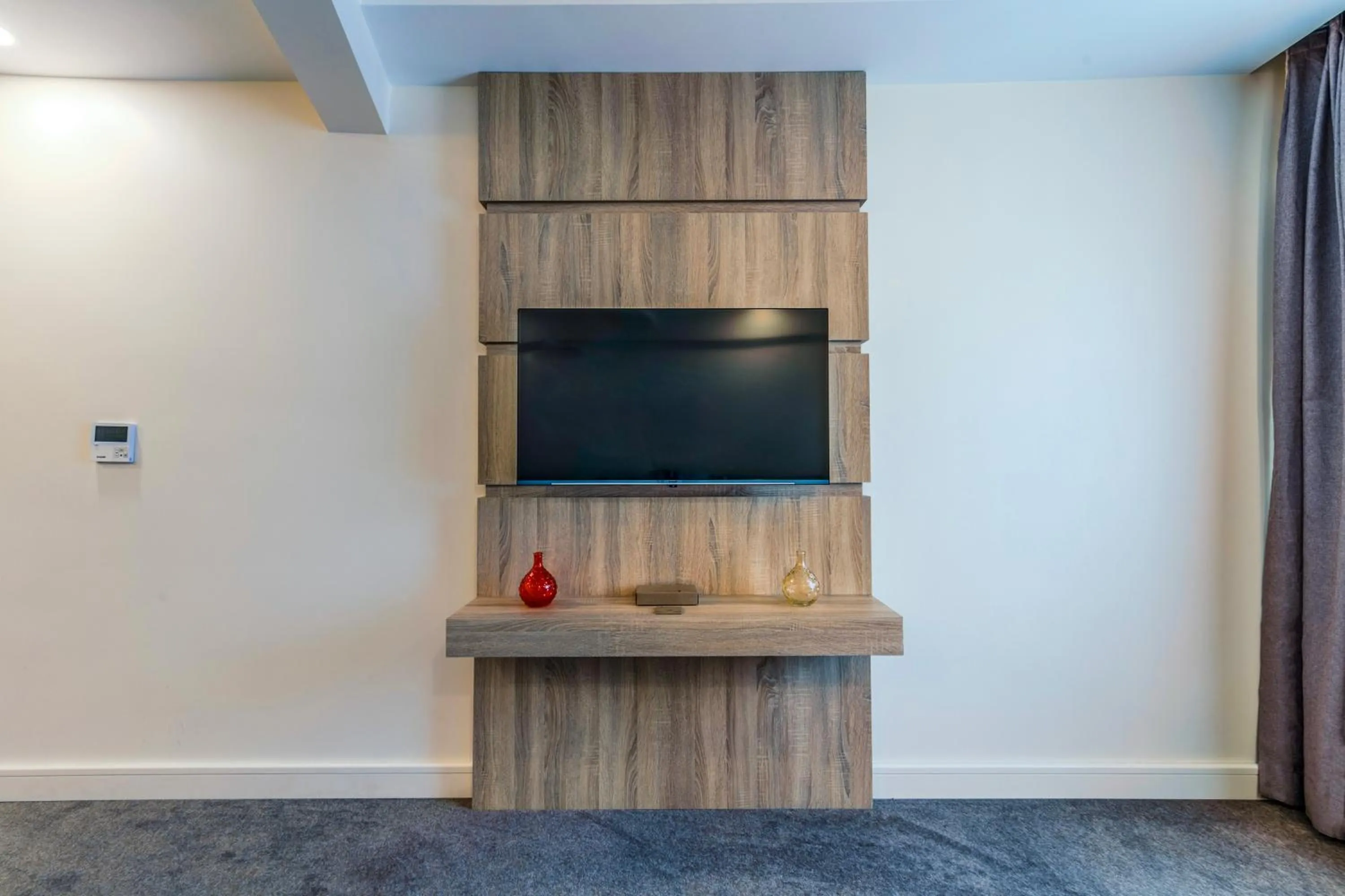 TV and multimedia in Roys Hotel & Suites