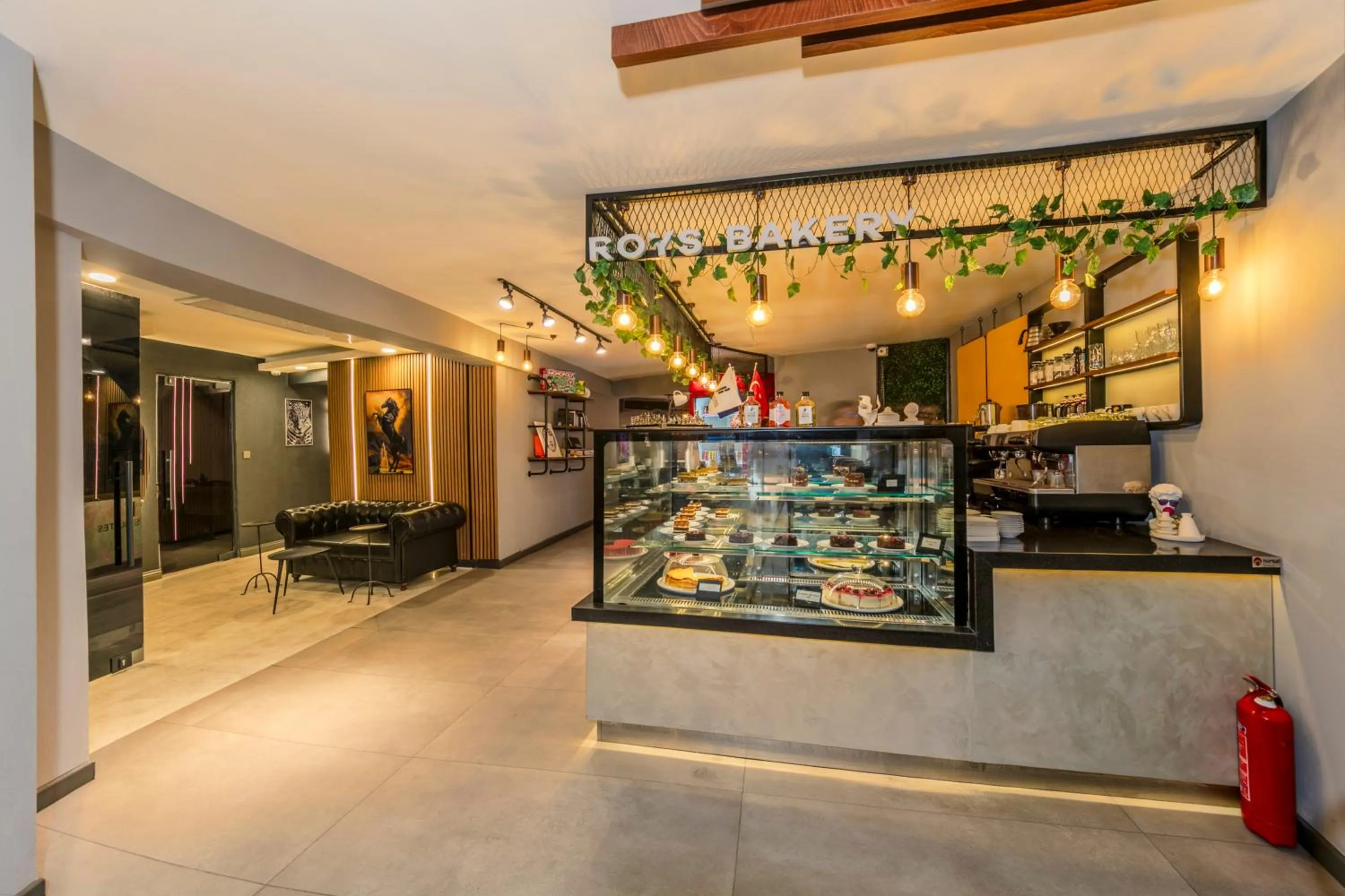 Restaurant/places to eat in Roys Hotel & Suites