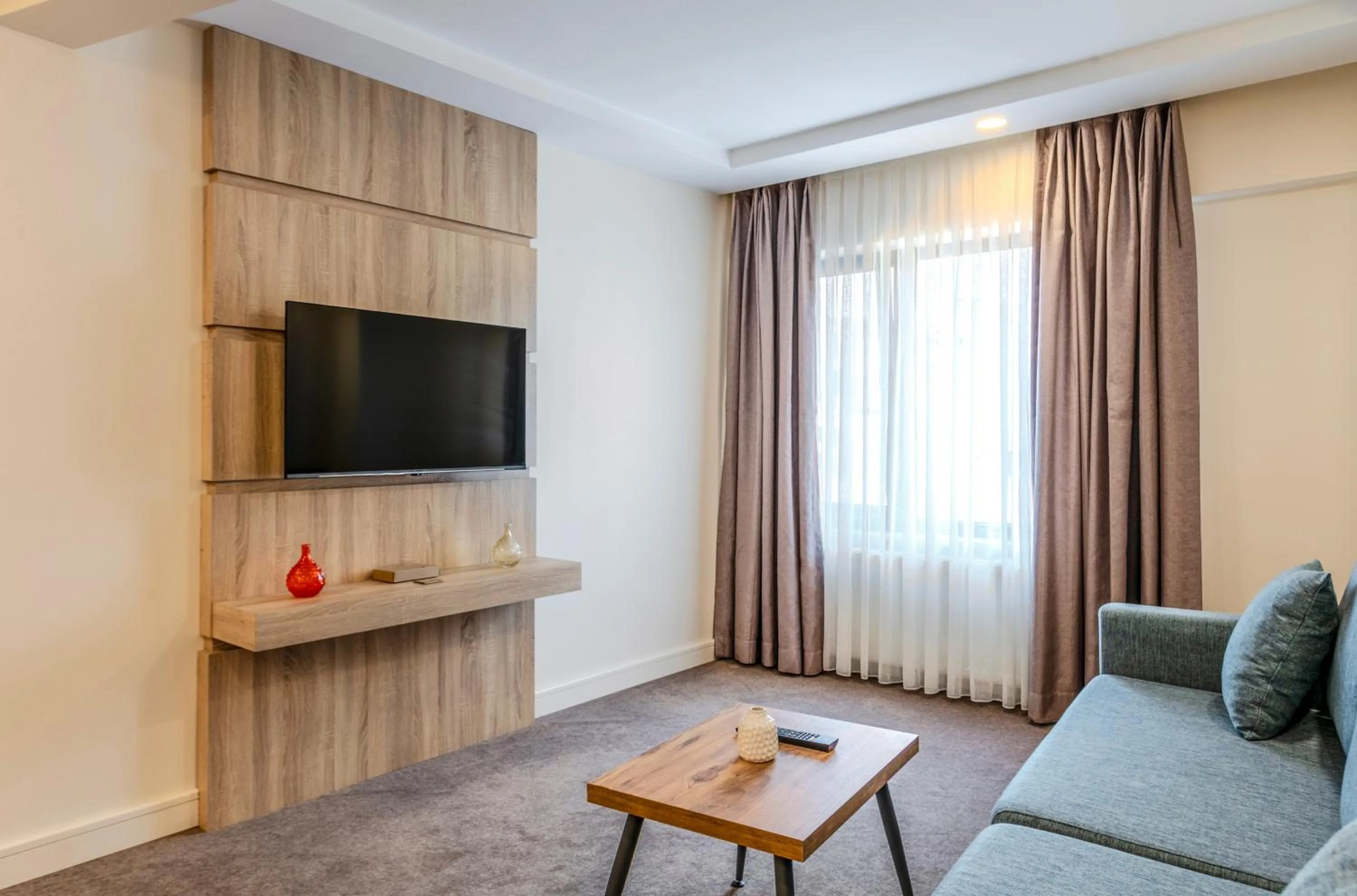 Communal lounge/ TV room in Roys Hotel & Suites