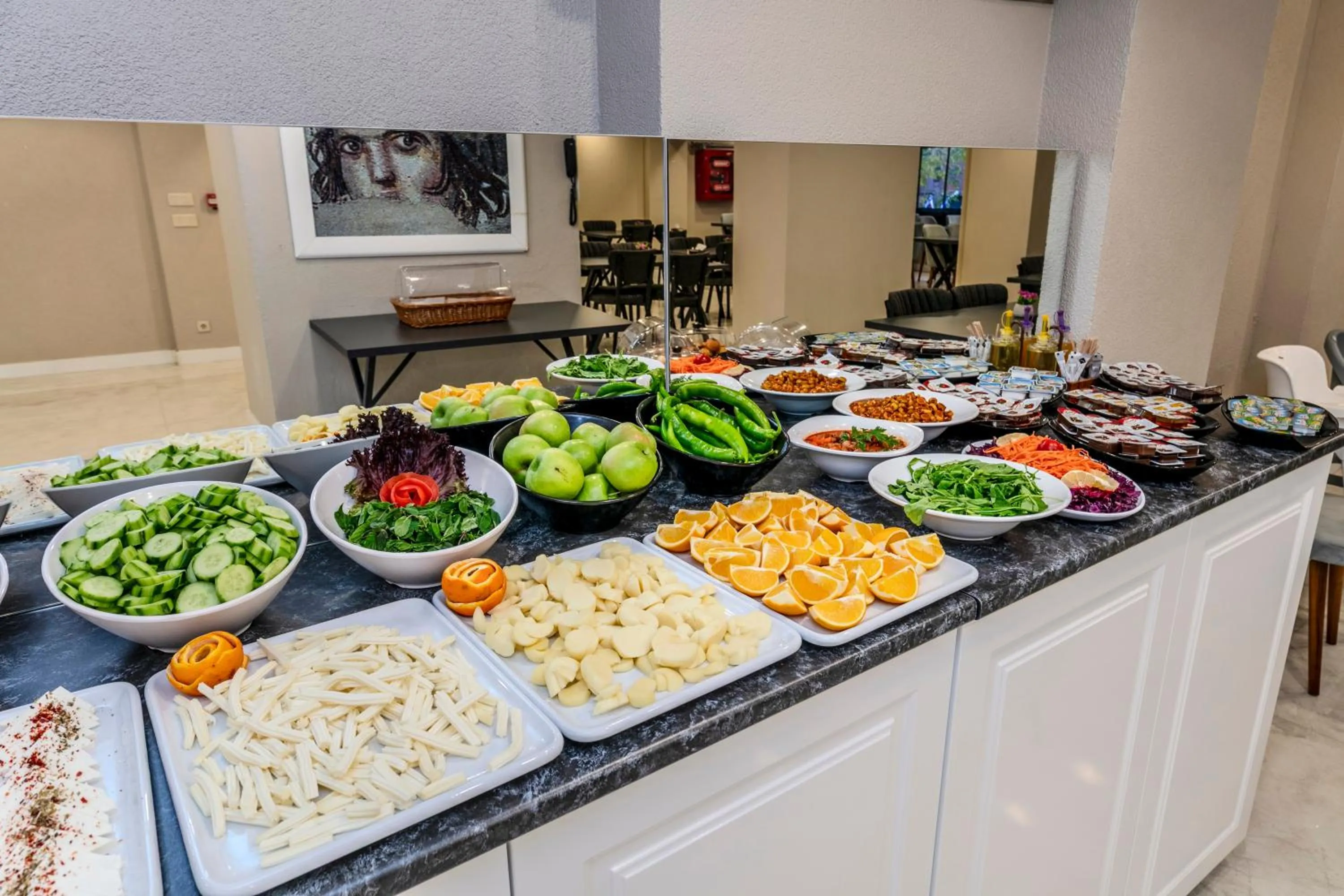 Breakfast in Roys Hotel & Suites