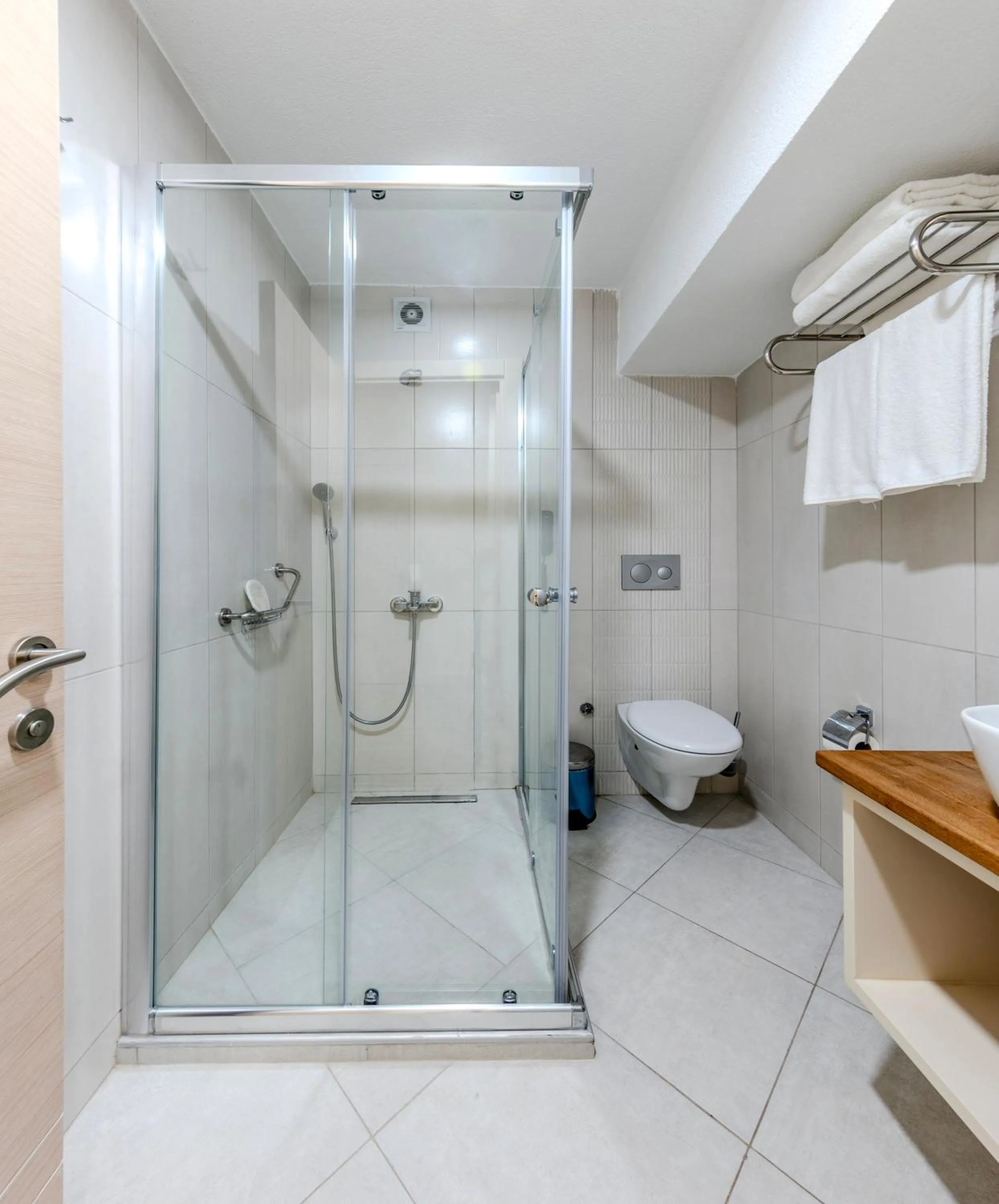 Shower in Roys Hotel & Suites