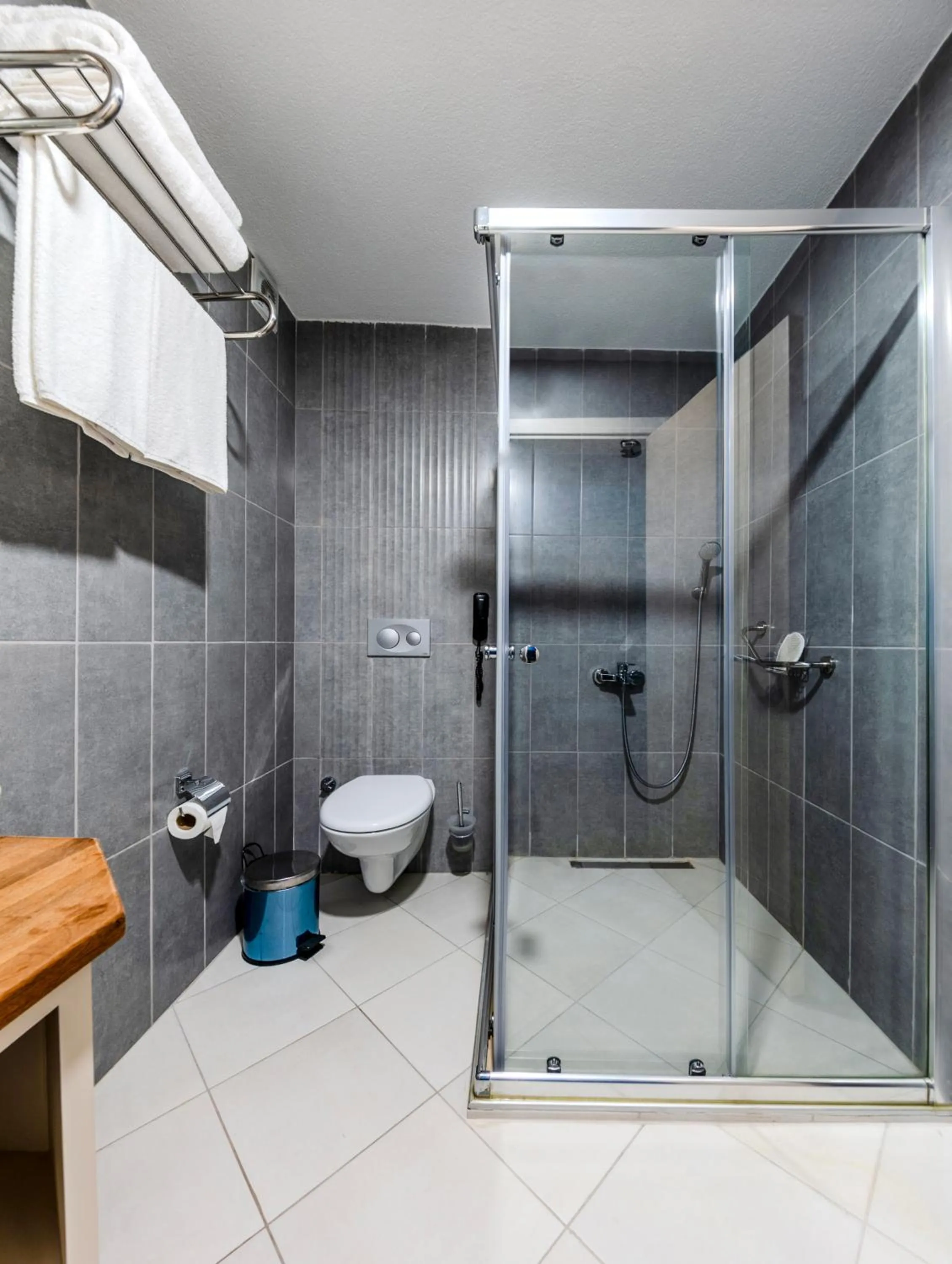 Shower in Roys Hotel & Suites