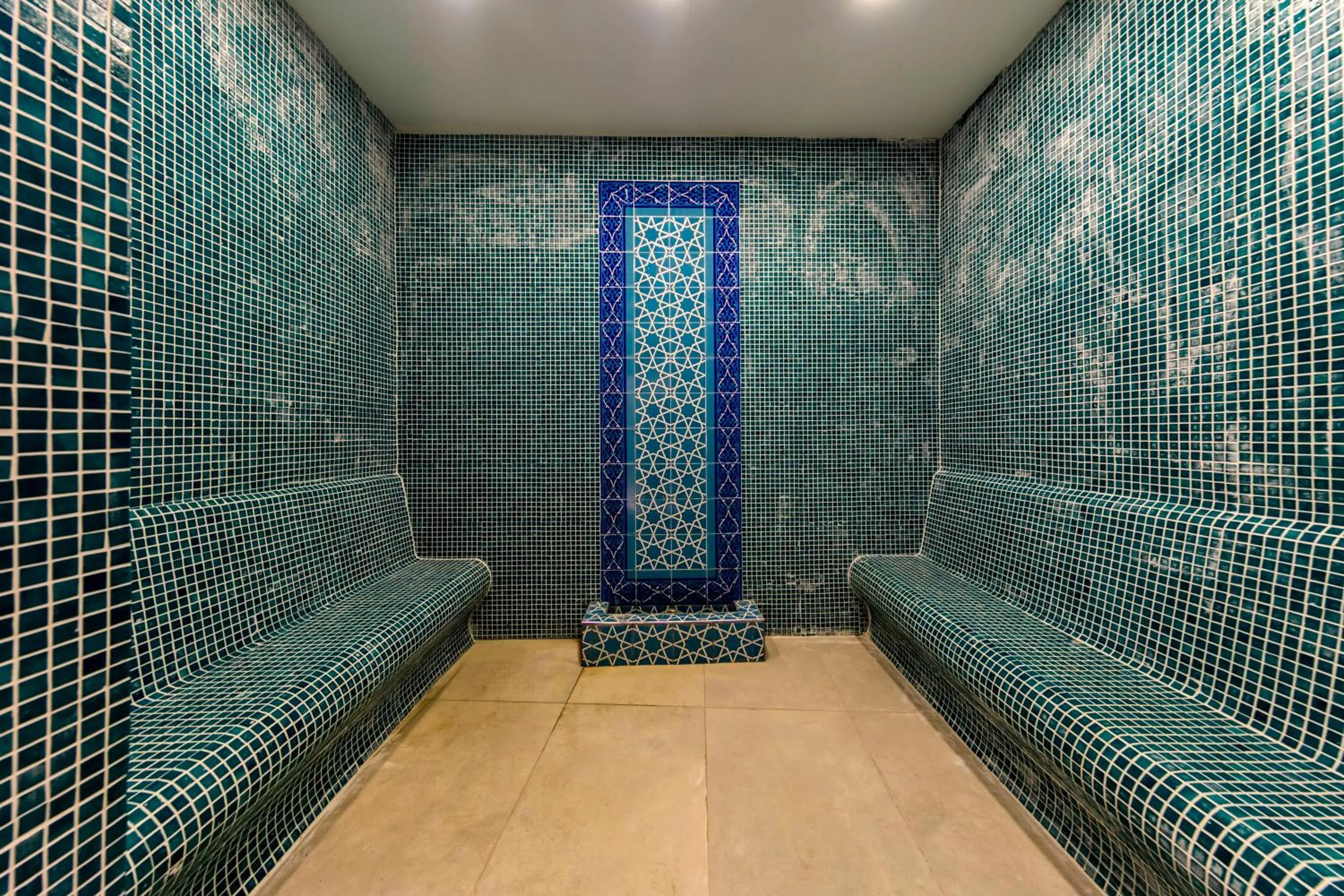 Steam room in Roys Hotel & Suites